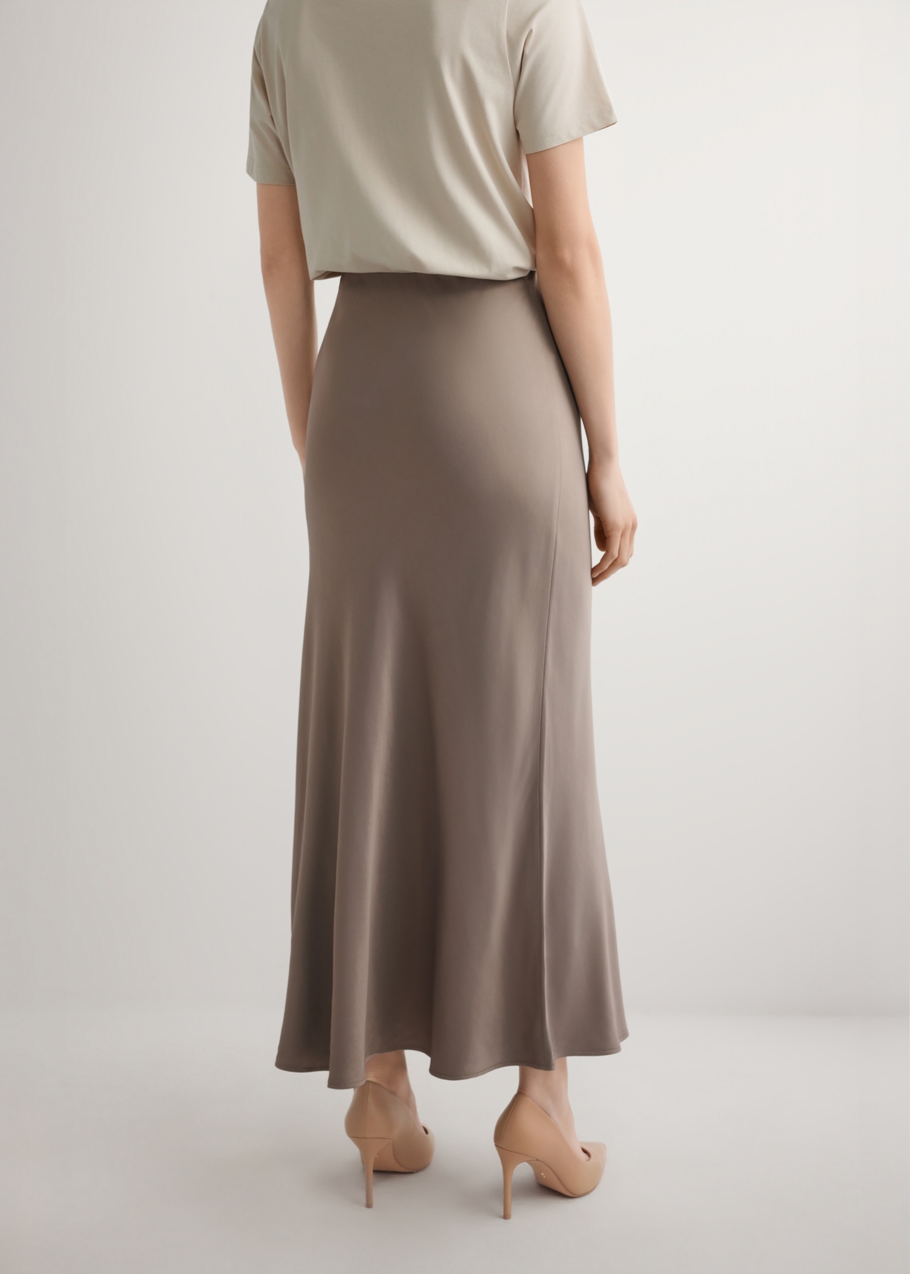 Brown women's skirt SPCDT-0122-1K(W26), back view of the product on the model. Half of the silhouette visible.