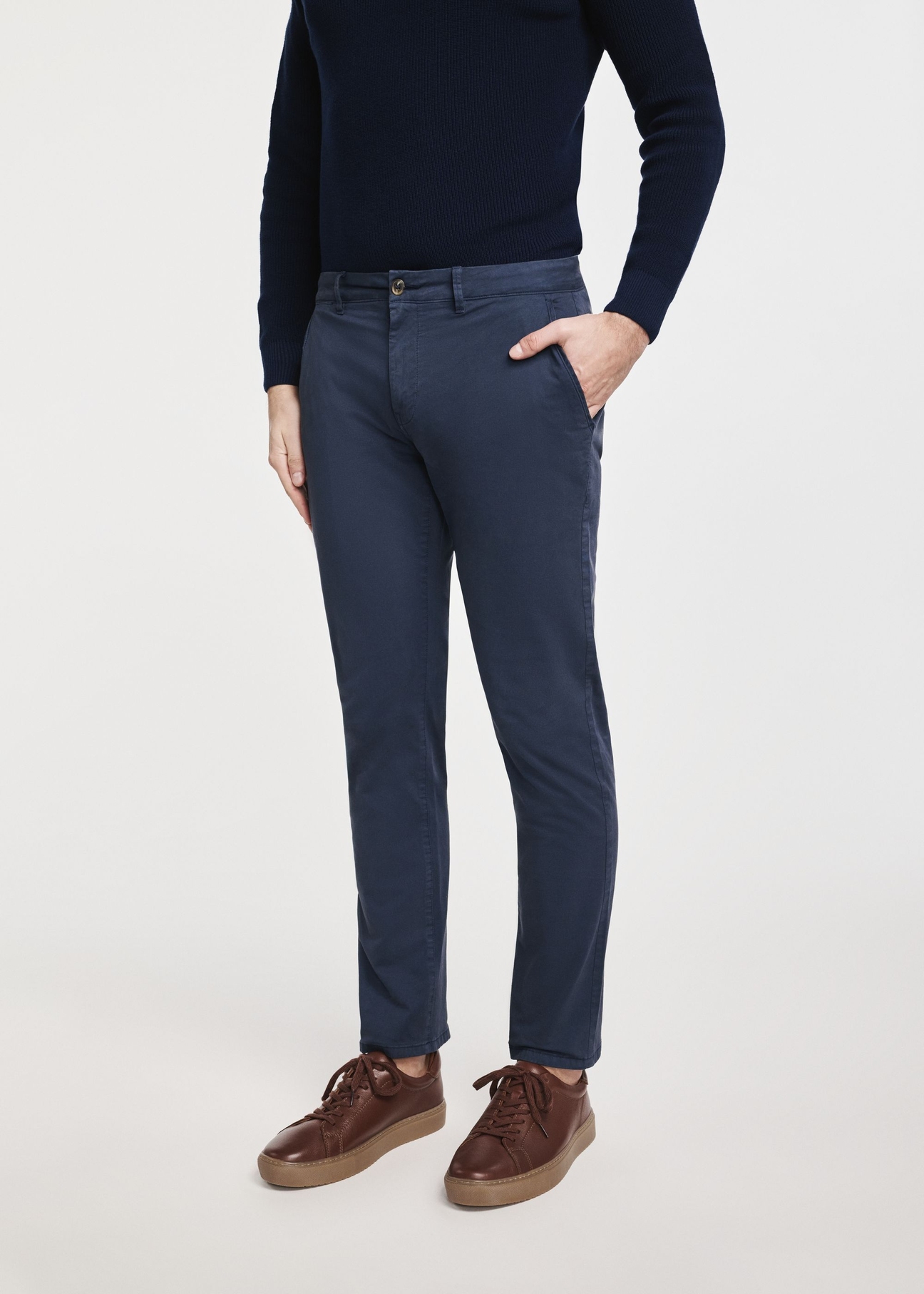 Navy blue men's trousers SPOMT-0103-68(W25), front view of the product on the model. Half of the silhouette visible.