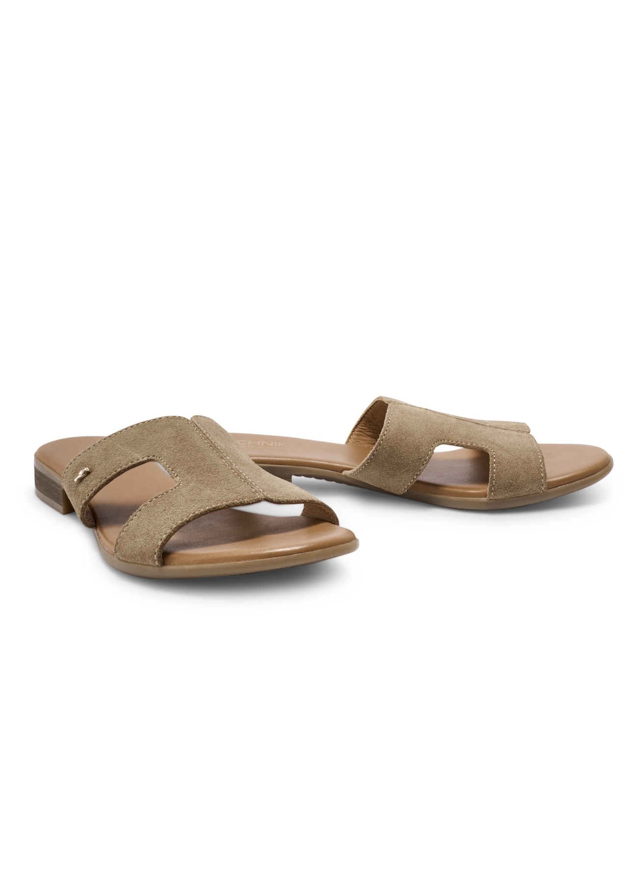 Women's leather flip-flops in cool beige color BUTYD-1064A-1K(W26), diagonal product view on a white background.