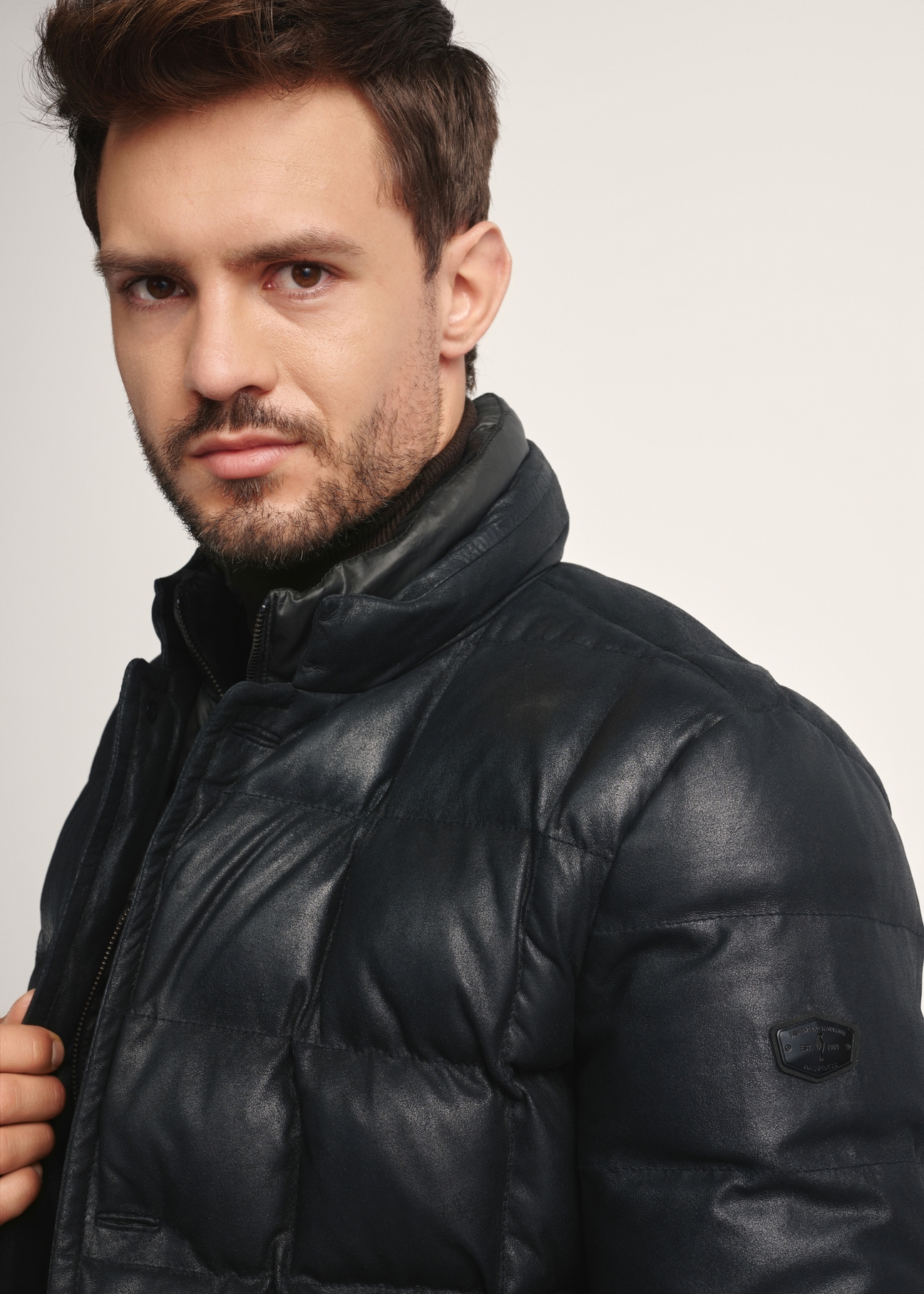 Black men's leather insulated jacket KURMS-0375-2872(Z25), side view of the product on the model, close-up of the shoulder.