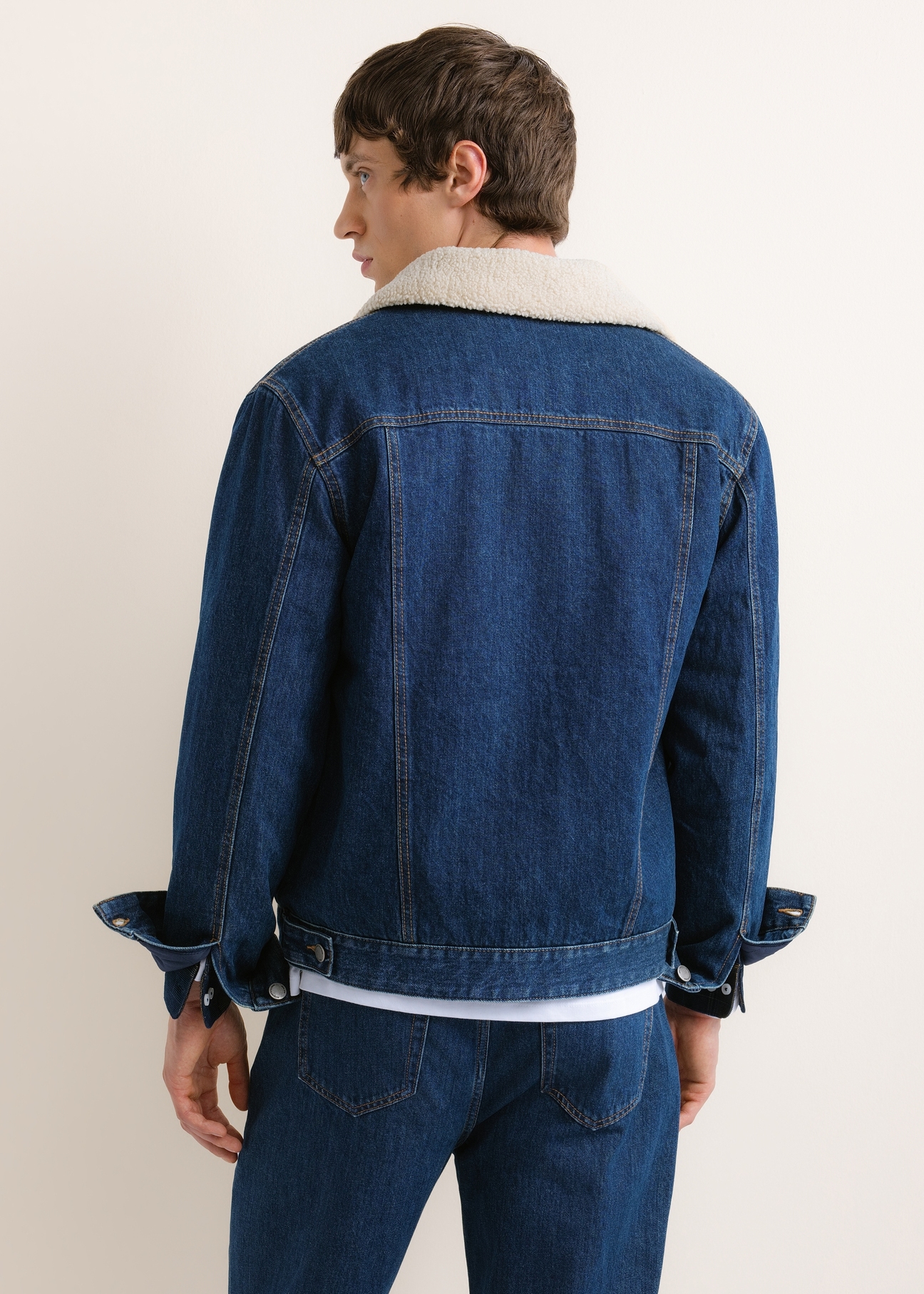 Men's navy blue denim jacket (model KURMT-0435-7C(Z26)), rear view on a model. Half of the figure is visible.