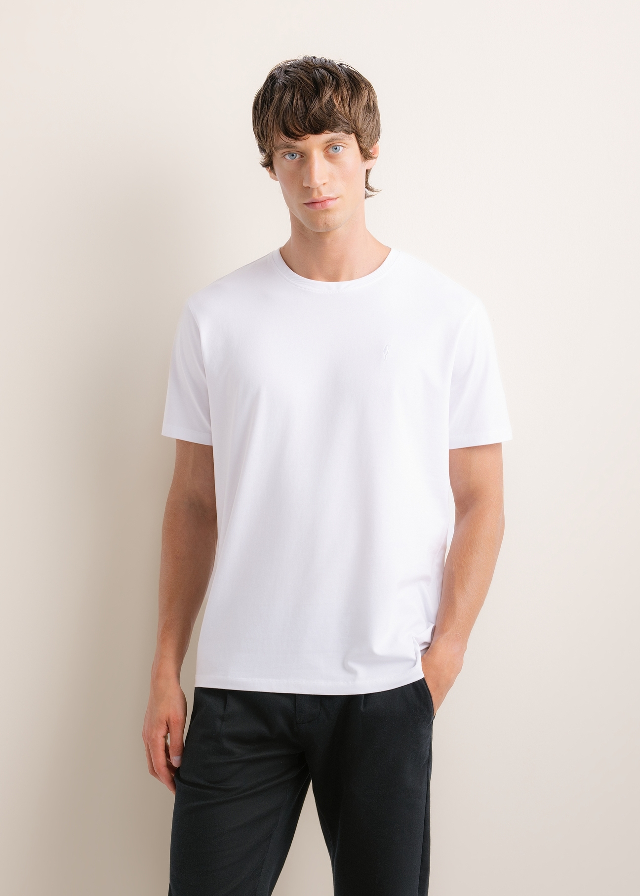 Men's white T-shirt TSHMT-0120-0A(Z26), front view on a model. Half-body shot.