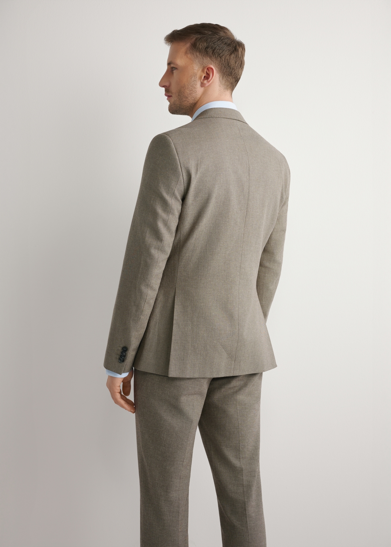 Men's dark brown suit jacket MARMT-0013-1I(W26), back view of the product on the model. Half of the silhouette visible.