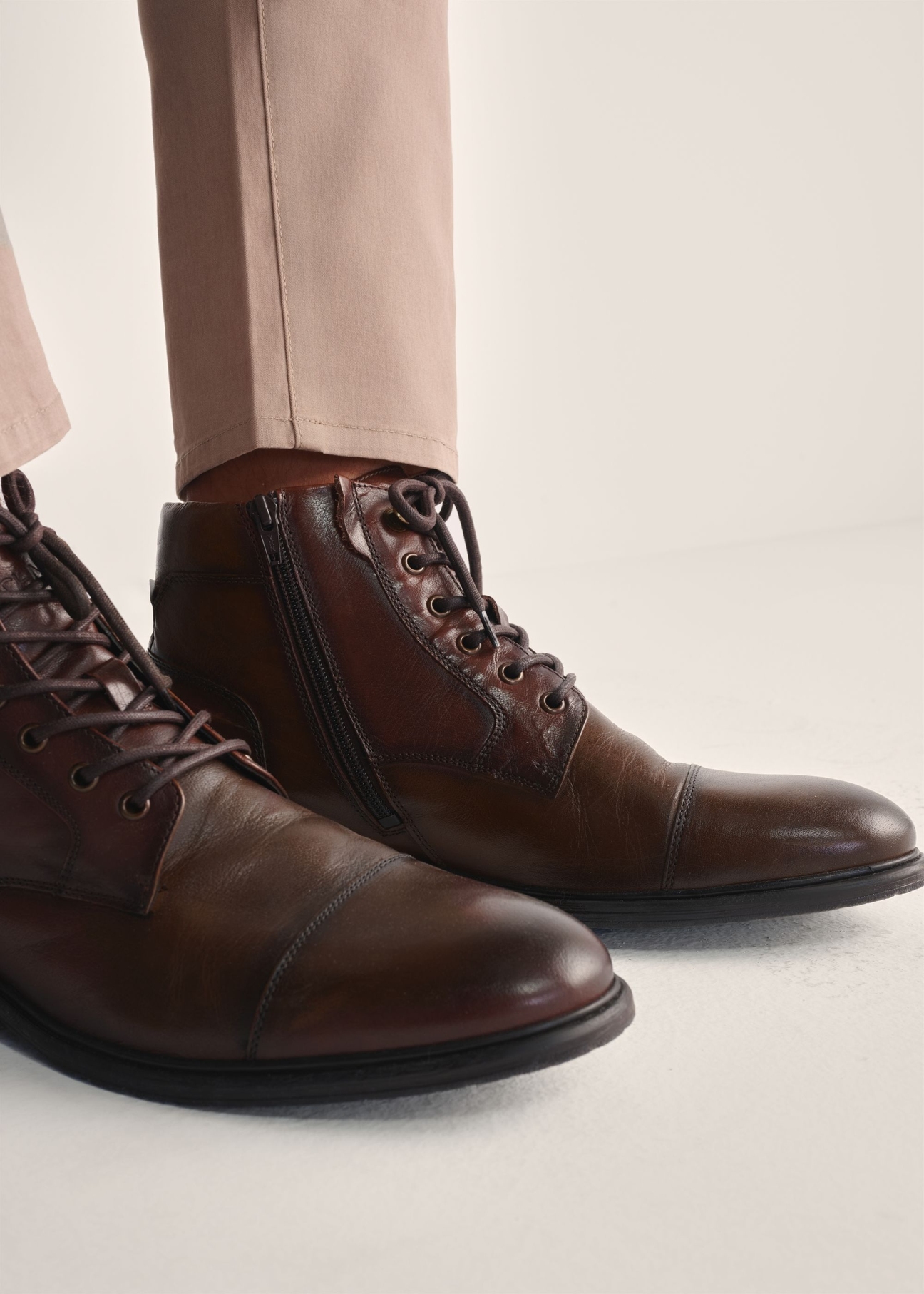 Brown men's leather ankle boots BUTYM-0404B-1I(Z26) - side view of the product, on a white background.