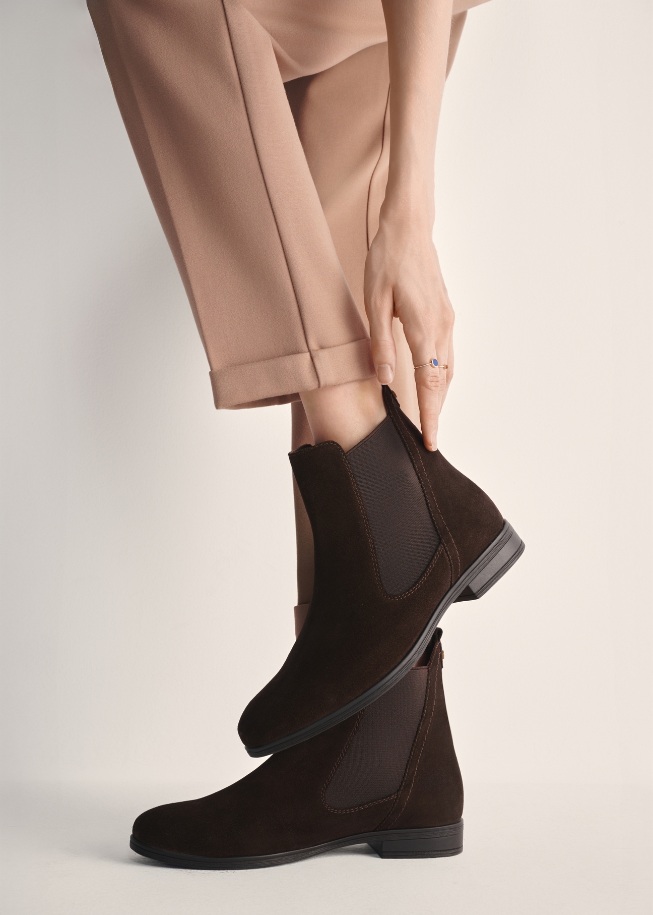 Women's brown suede ankle boots BUTYD-1009-89(Z25), product view on the model's feet against a light background.