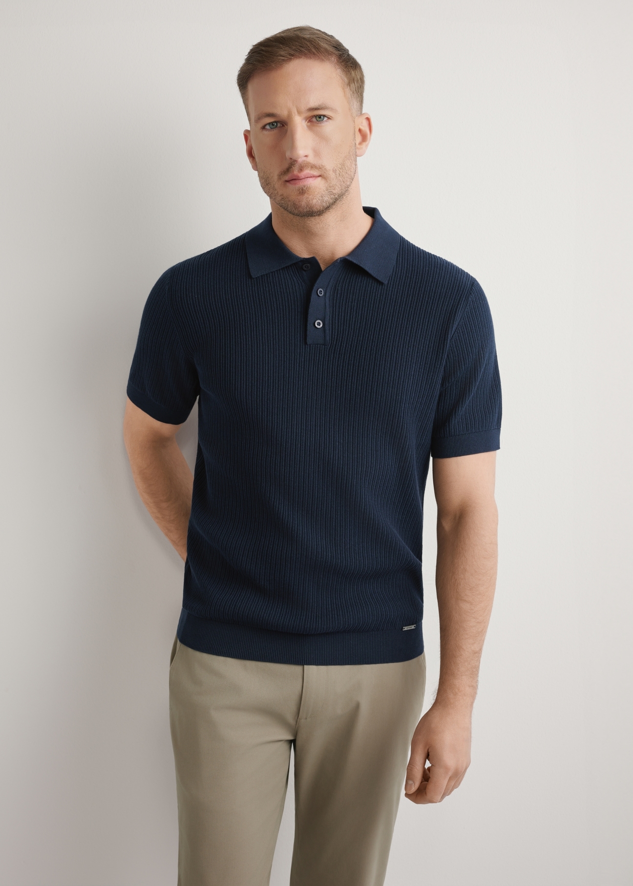Navy blue ribbed polo shirt POLMT-0085-7E(W26), front view of the product on the model. Half of the silhouette visible.