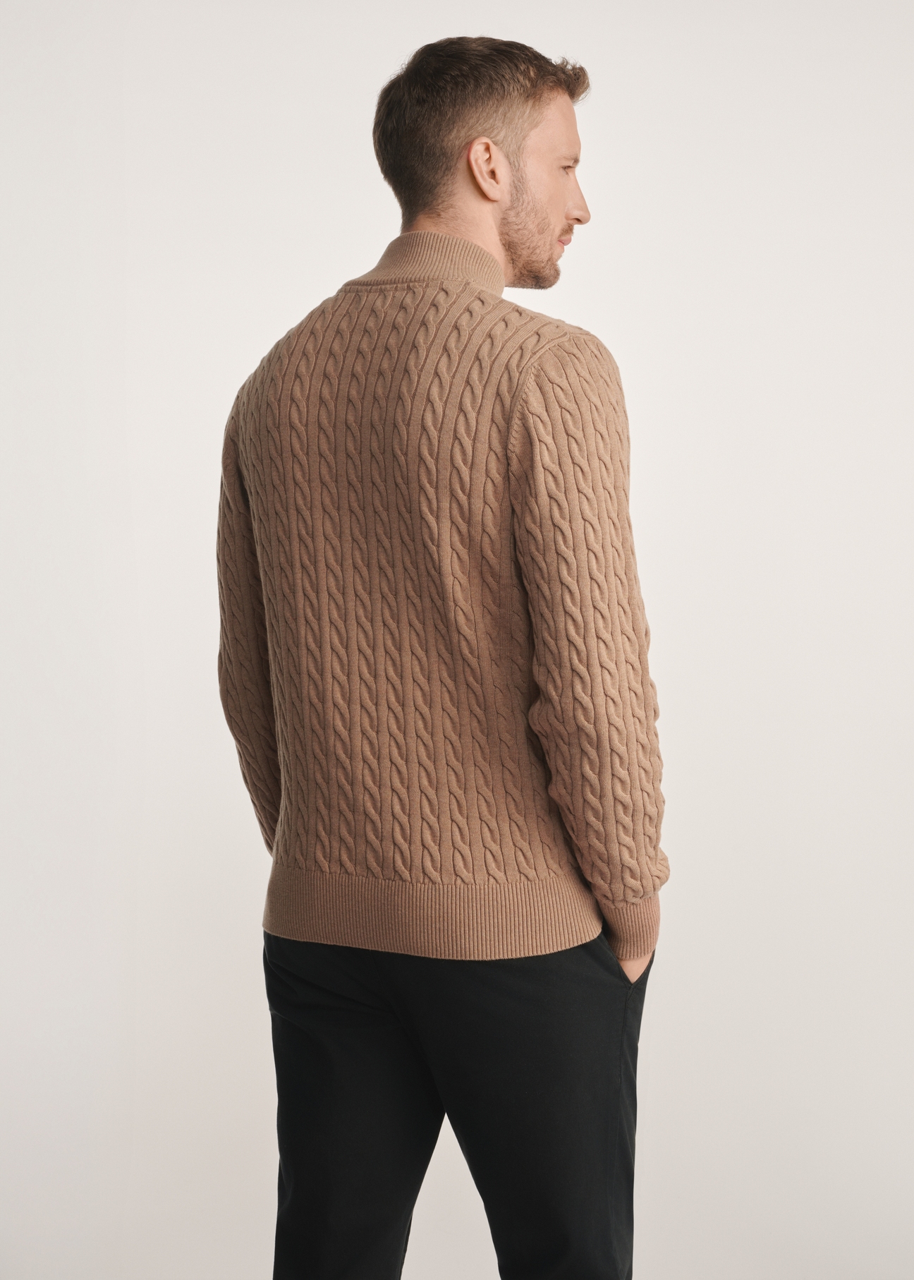 Men's caramel-colored zippered sweater SWEMT-0169-24(Z25), product visible from the back on the model, half of the silhouette visible.