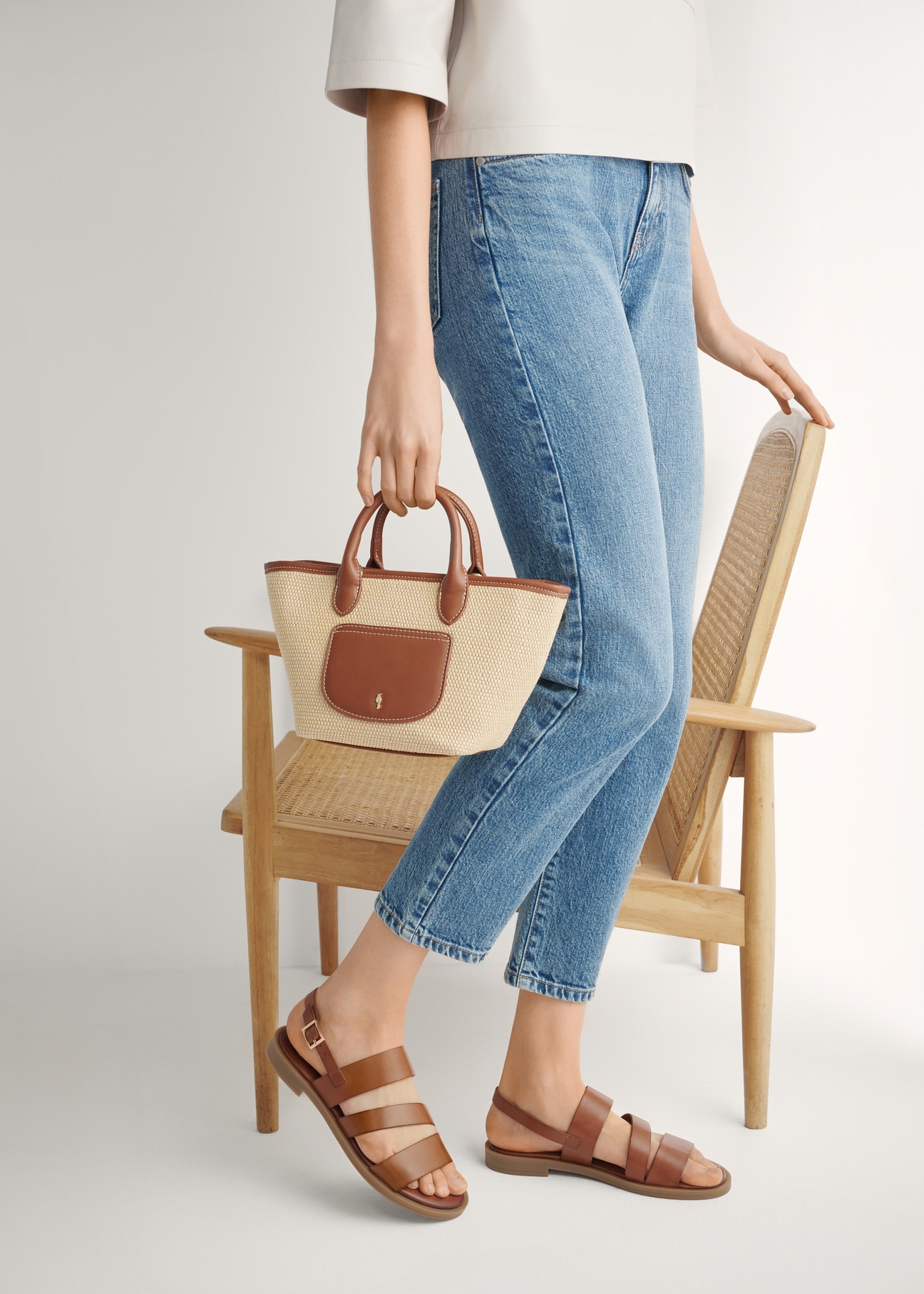 Women's leather sandals in cognac color BUTYD-1152-1F(W26), side view of the product on the model's feet.