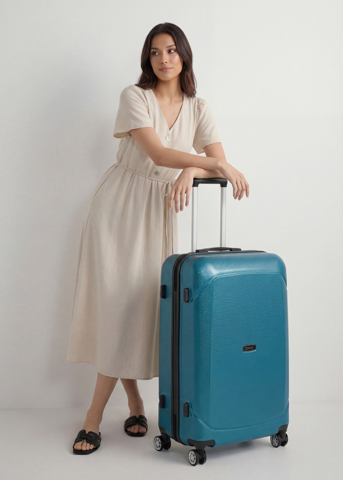 Large suitcase on wheels WALPC-0014-7B-28(W26), diagonal view of the product next to the model's silhouette.