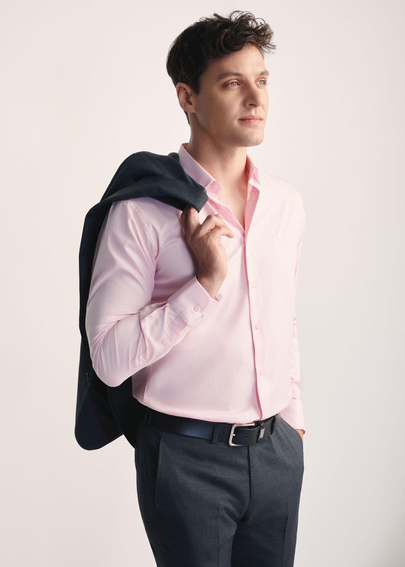Pink men's shirt KOSMT-0351-34(Z25) - side view of the product on a model on a white background. Visible silhouette to the knees.
