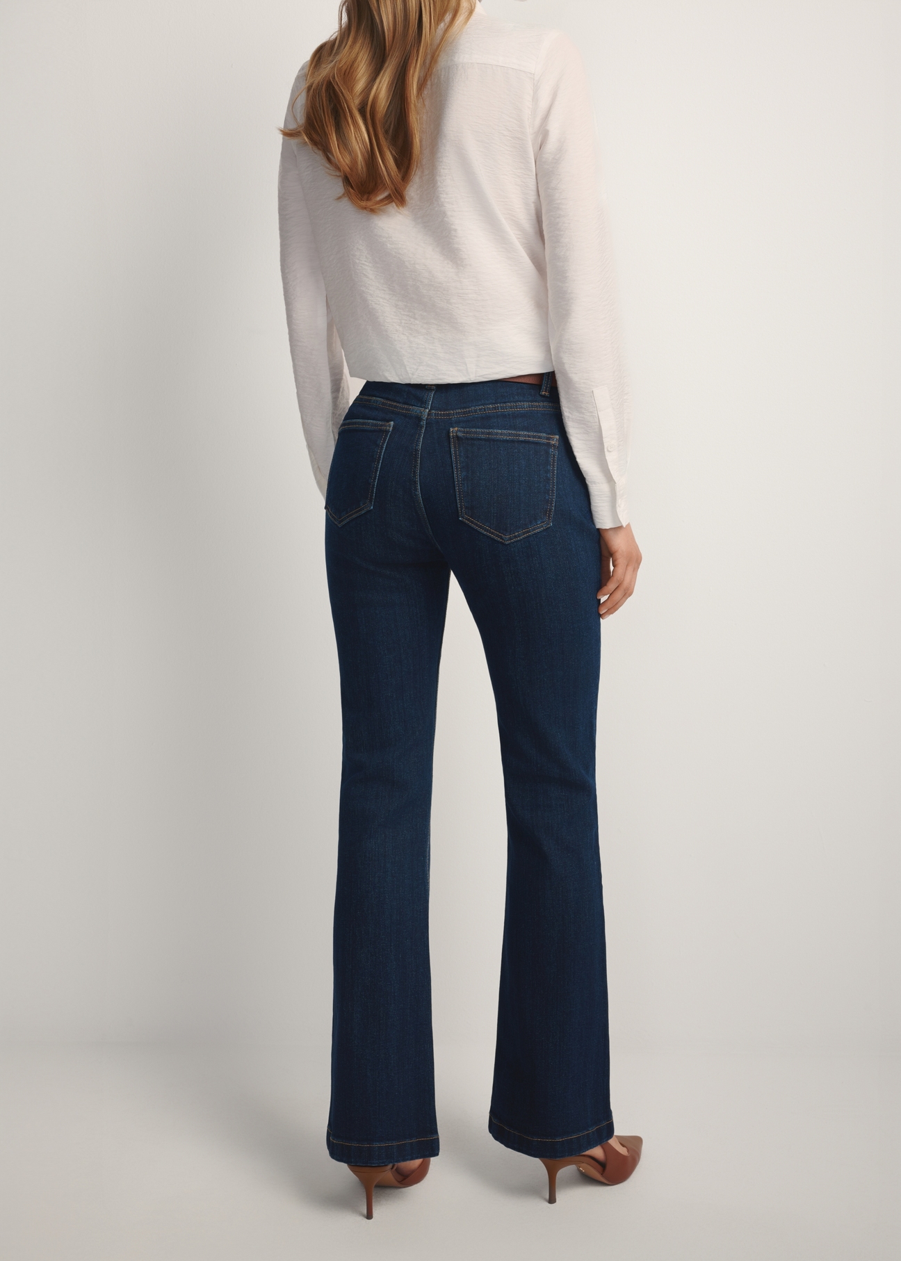 Navy blue wide leg jeans JEADT-0015-7H(W26) - view of the product from the back, on a model, on a light background. Half of the silhouette visible.