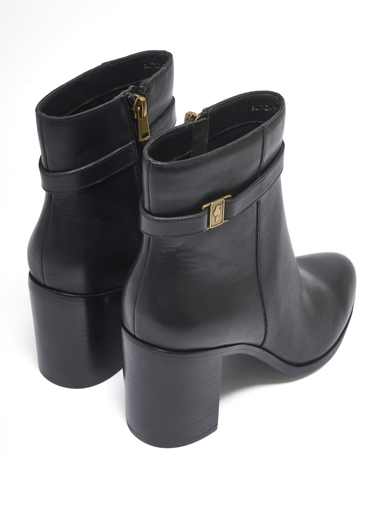 Black women's ankle boots with logo BUTYD-1214-99(Z26). Back view, diagonal, on a white background.