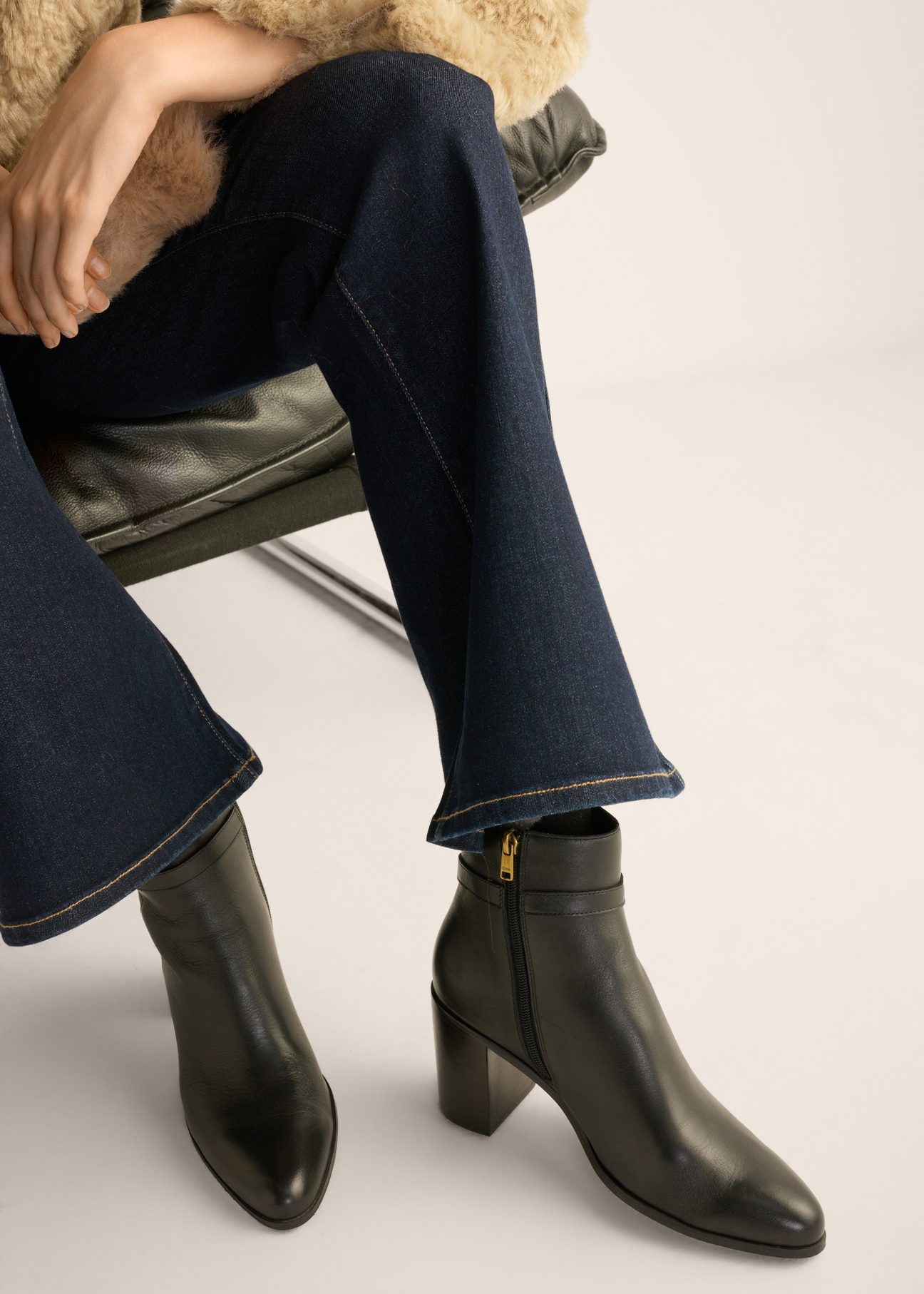 Black women's ankle boots with logo BUTYD-1214-99(Z26), front view of the product on the model's feet.