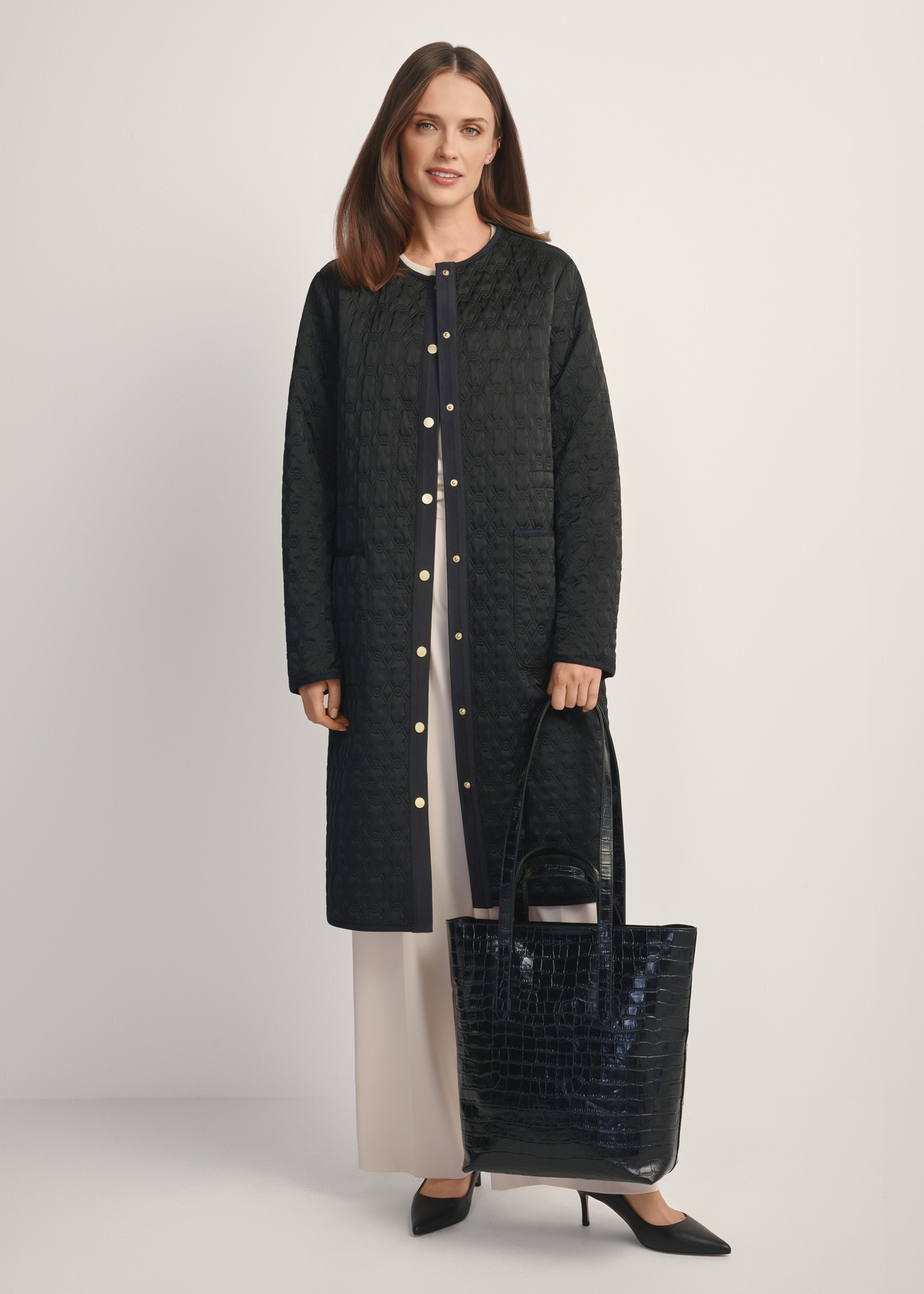 Large croco leather women's handbag TORES-1232-9G(W26), front view of the product on the model, half of the silhouette visible.