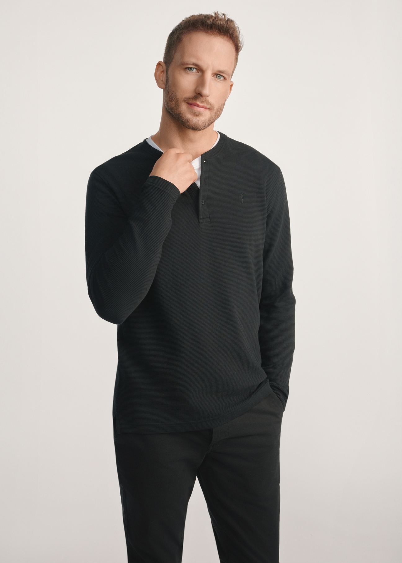 Black men's longsleeve LSLMT-0007-99(Z24), front view of the product on the model, half of the silhouette visible.