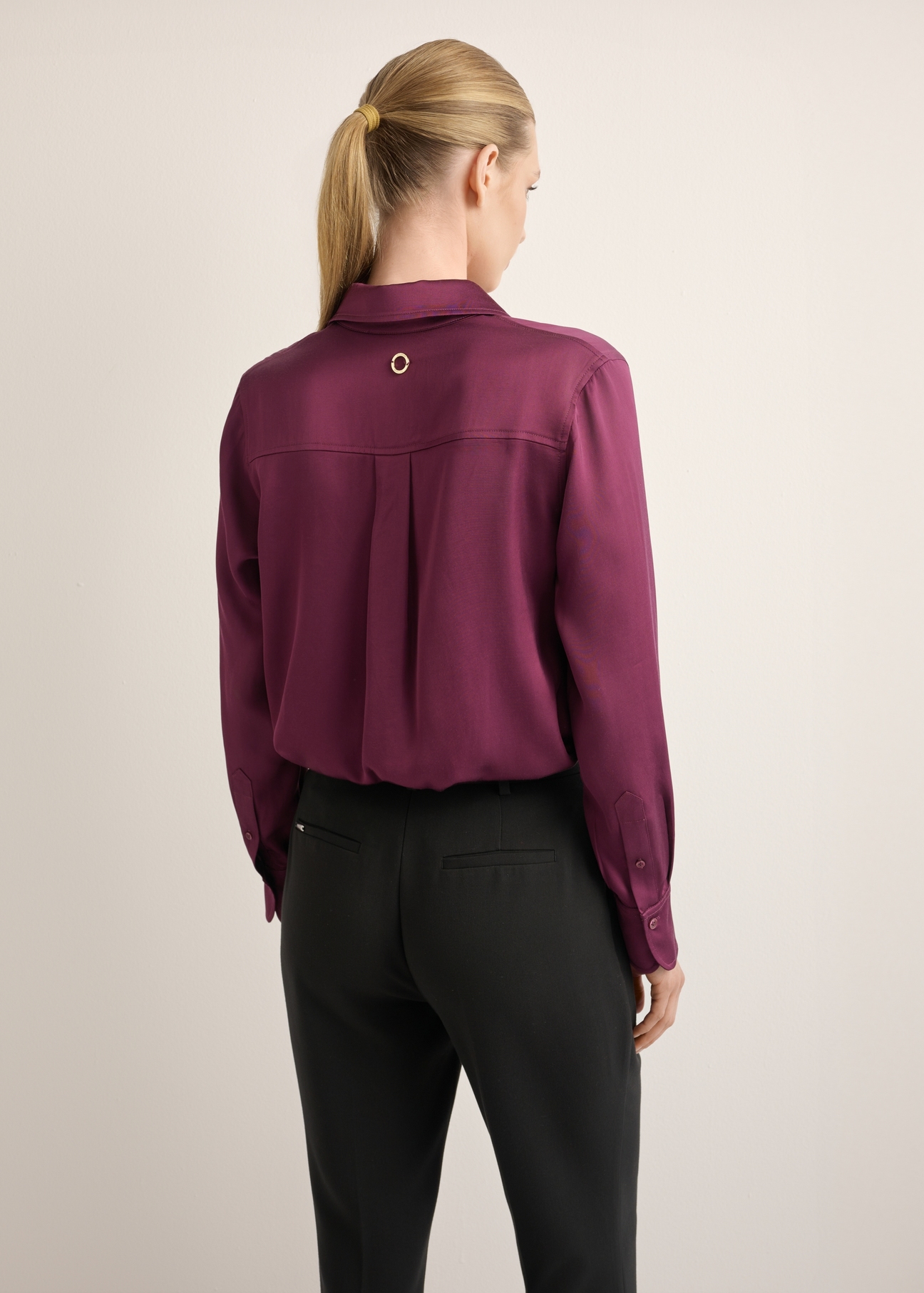 Women's burgundy shirt KOSDT-0172-4D(Z26), back view of the product on the model. Half of the silhouette visible.