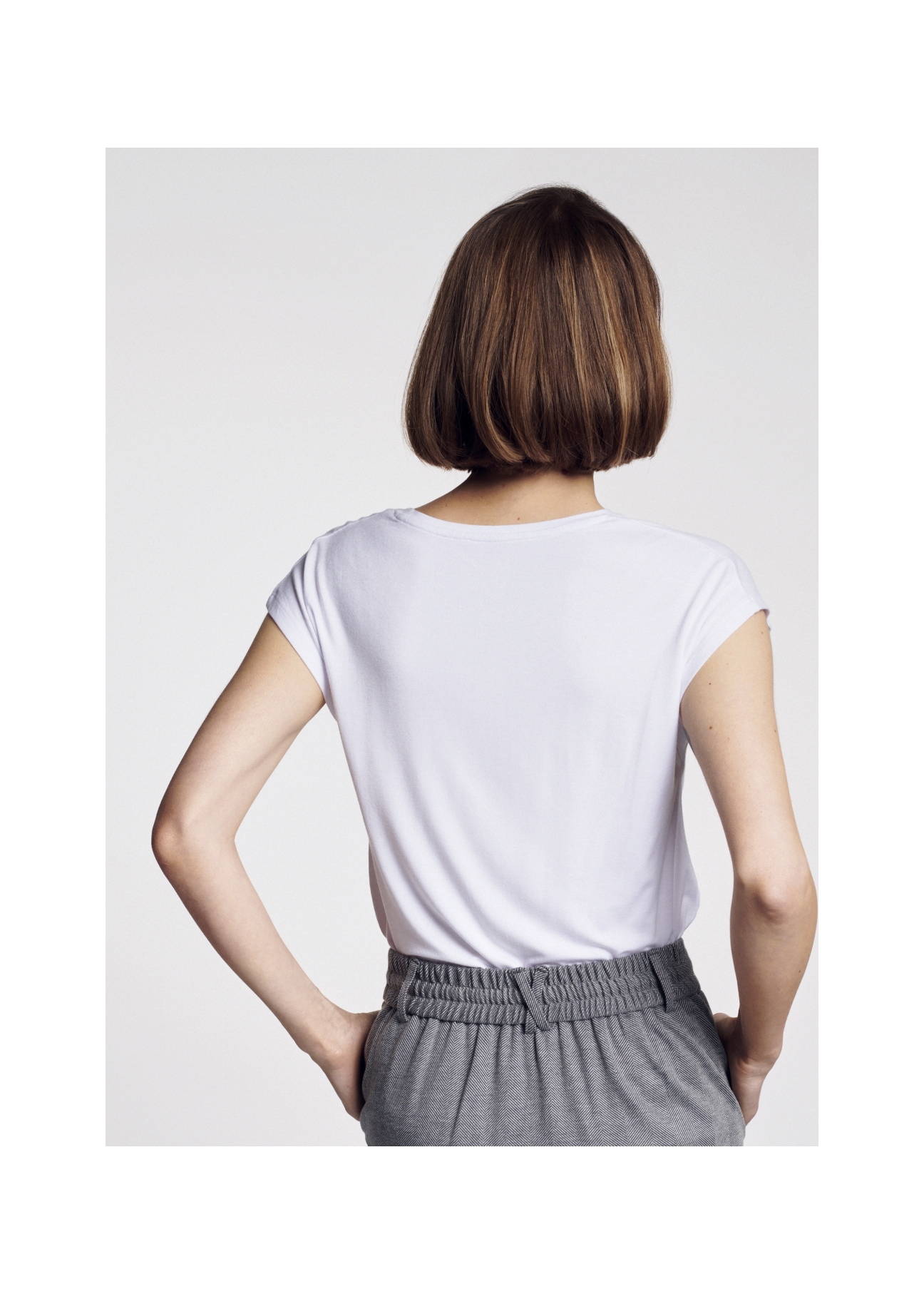 Biały T-shirt damski z aplikacją  TSHDT-0066-11(W21)-03