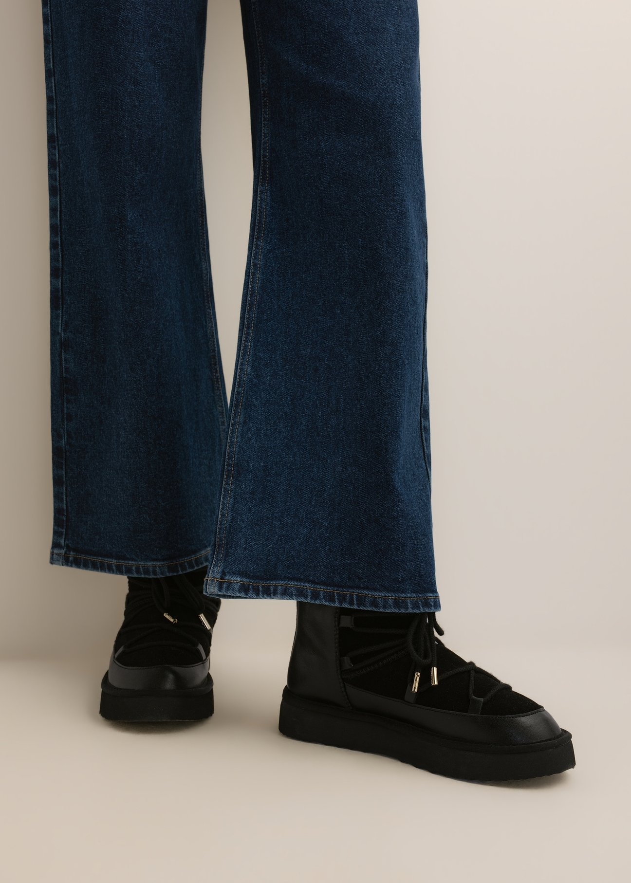 Black women's snow boots BUTYD-1221-9J(Z26), side view on a model's feet, against a light background.