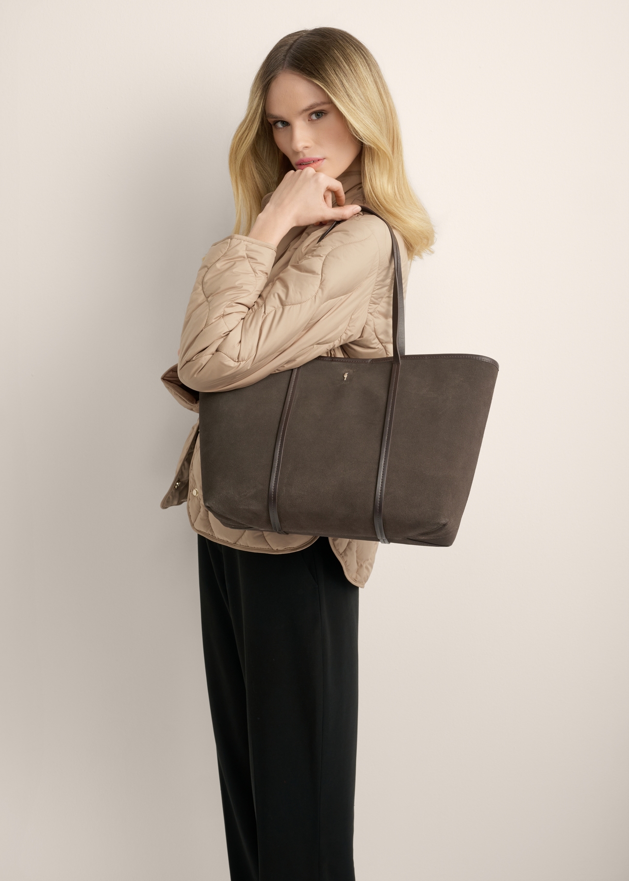 Large women's leather handbag in dark brown TORES-1397-1I(Z26), product view on model's shoulder. Half of silhouette visible.