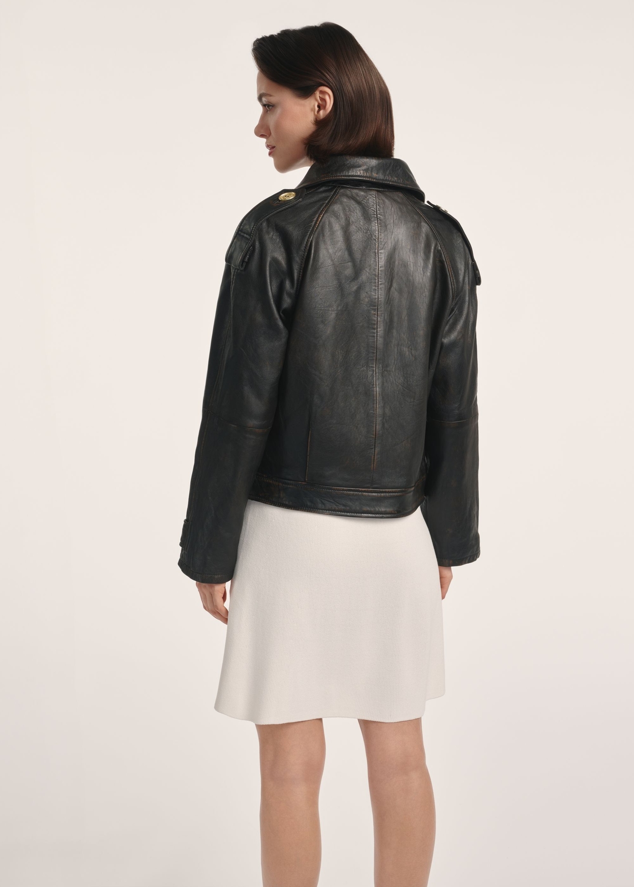 Brown oversize women's leather jacket KURDS-0553-2737(Z25), product visible from the back on the model, half of the silhouette visible.