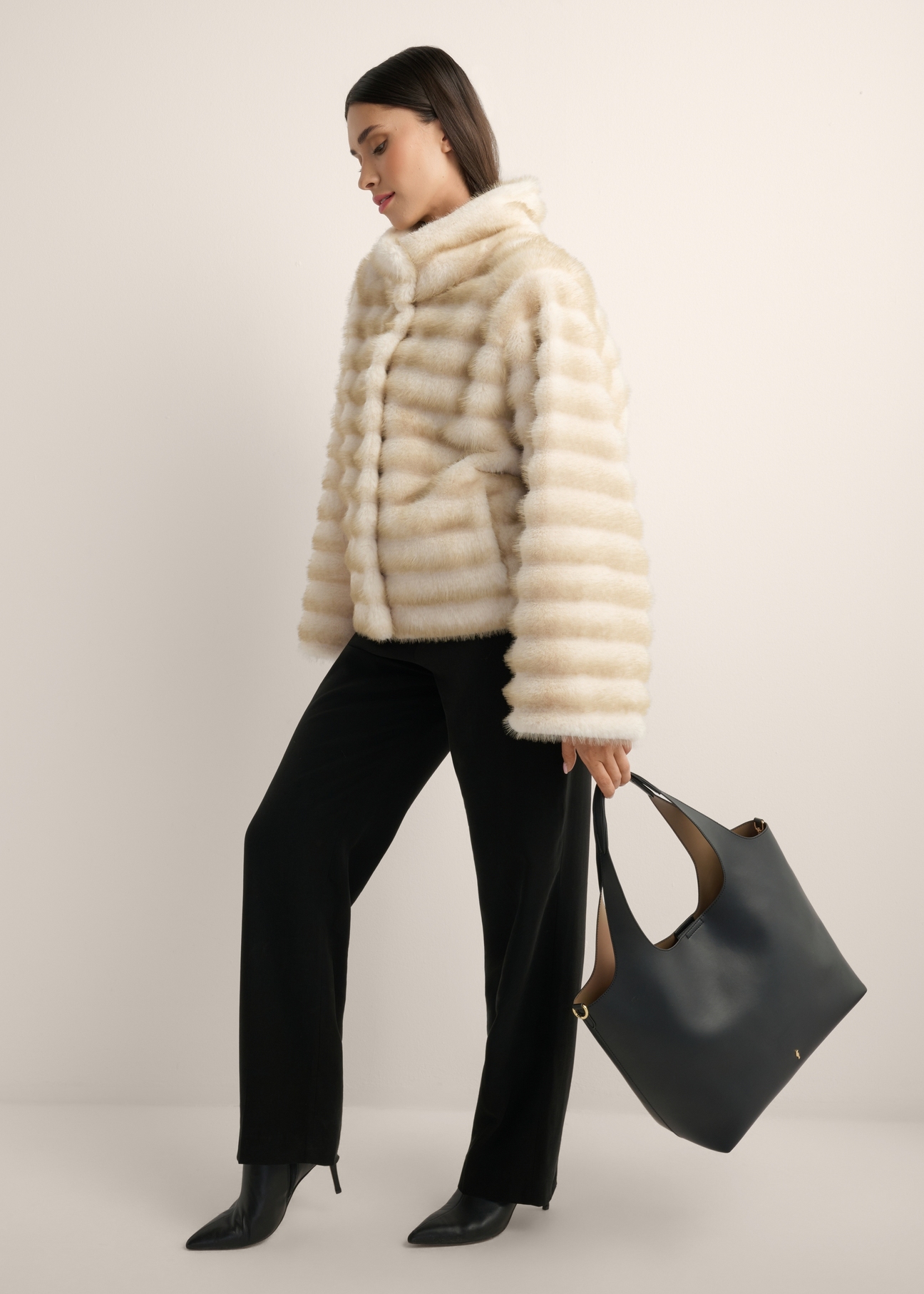 Black women's shopper bag TOREC-1259-99(Z26), front view of the product on a model. Full body visible.