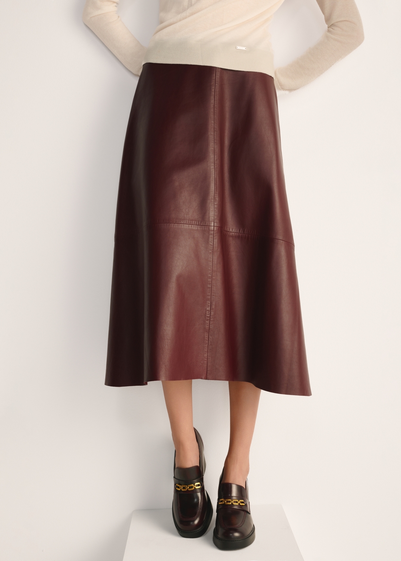 Burgundy leather loafers on a block heel BUTYD-1191-49(Z25) - front product view on a white background. Half of the silhouette visible.