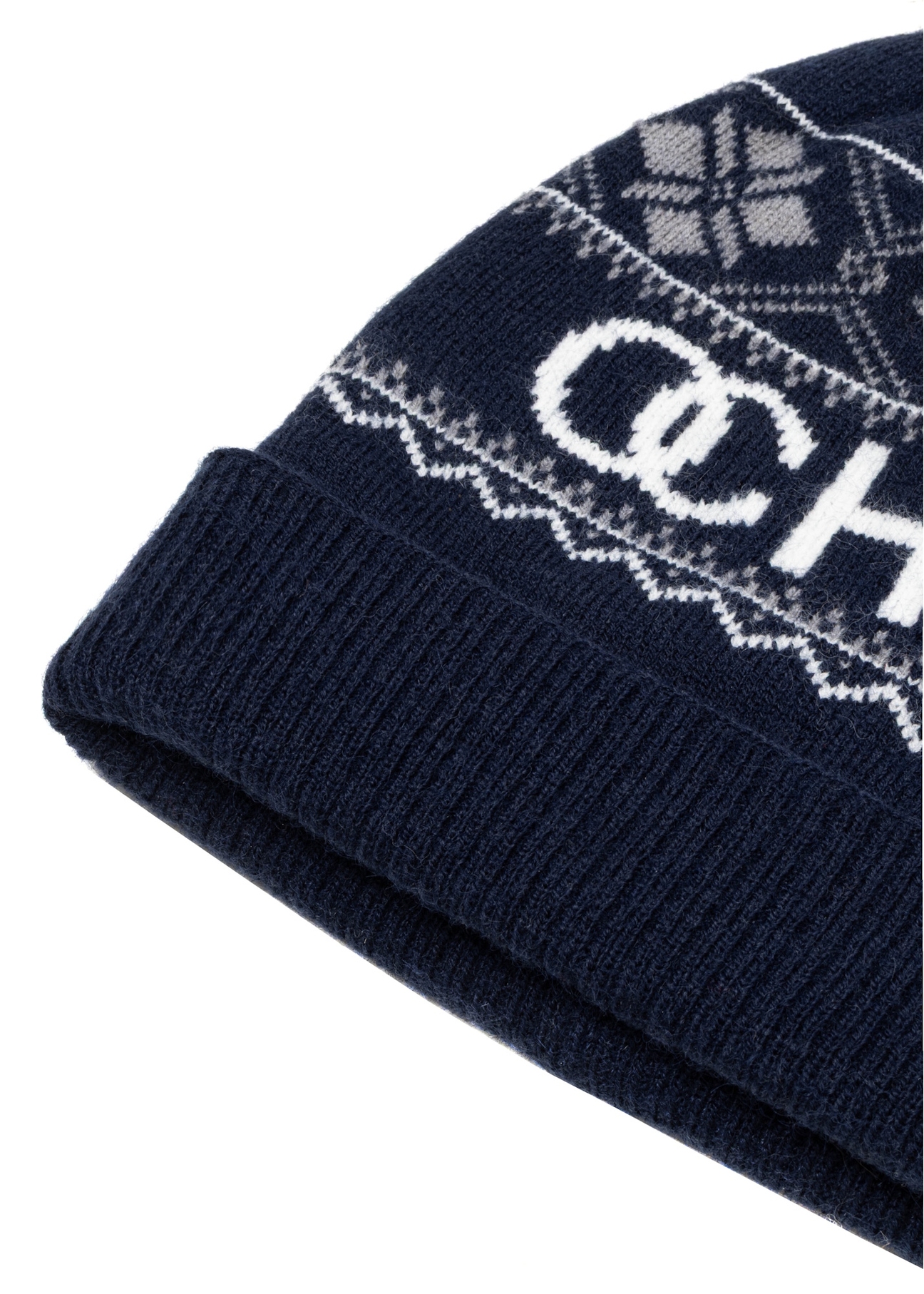 Navy blue men's hat with pompom CZADT-0083-7I(Z26), close-up view of the details on a white background.