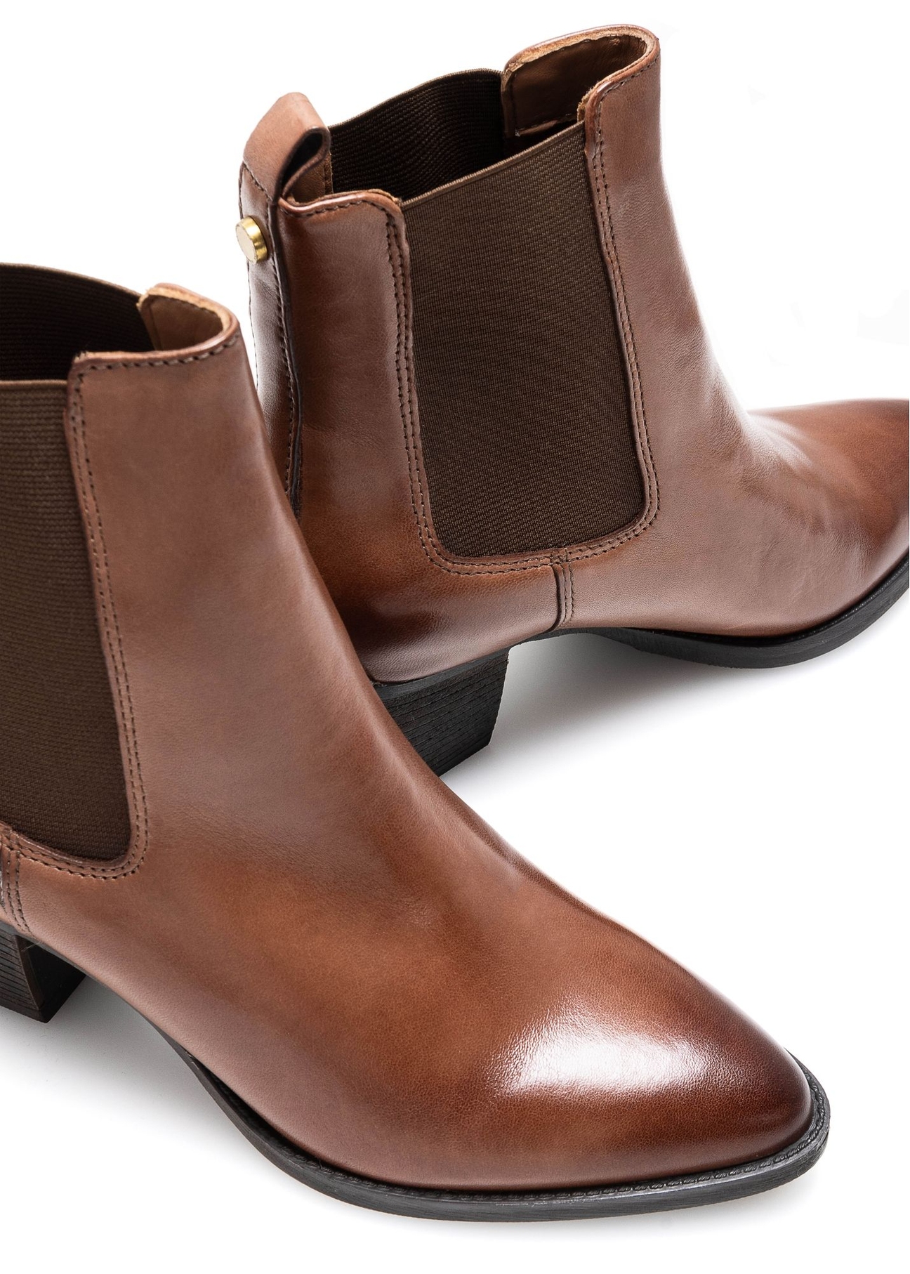 Women's leather Chelsea boots on a block heel BUTYD-1184-1F(Z26), close-up of the product on a white background.
