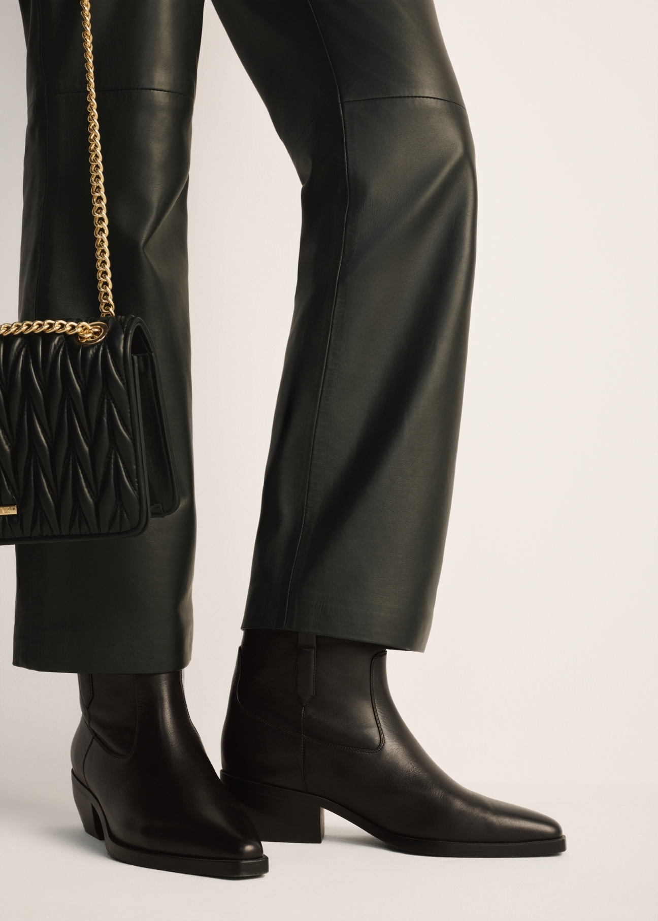 Women's leather ankle boots BUTYD-1209-99(Z25), product view on the model's feet against a light background.