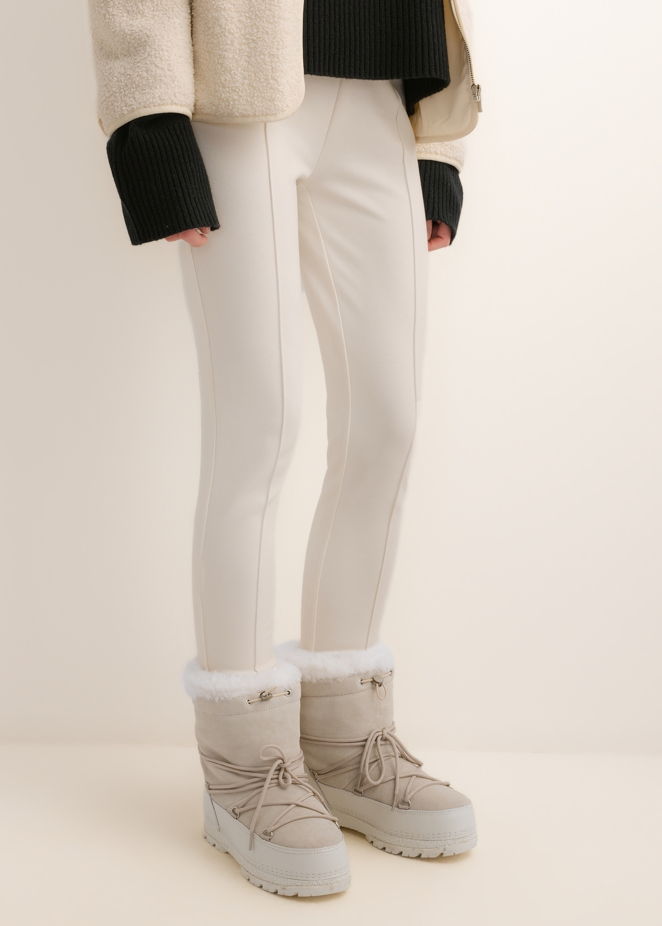 Cream-colored women's snow boots BUTYD-1315-0C(Z26); side view of the product on a model's feet, against a light background.