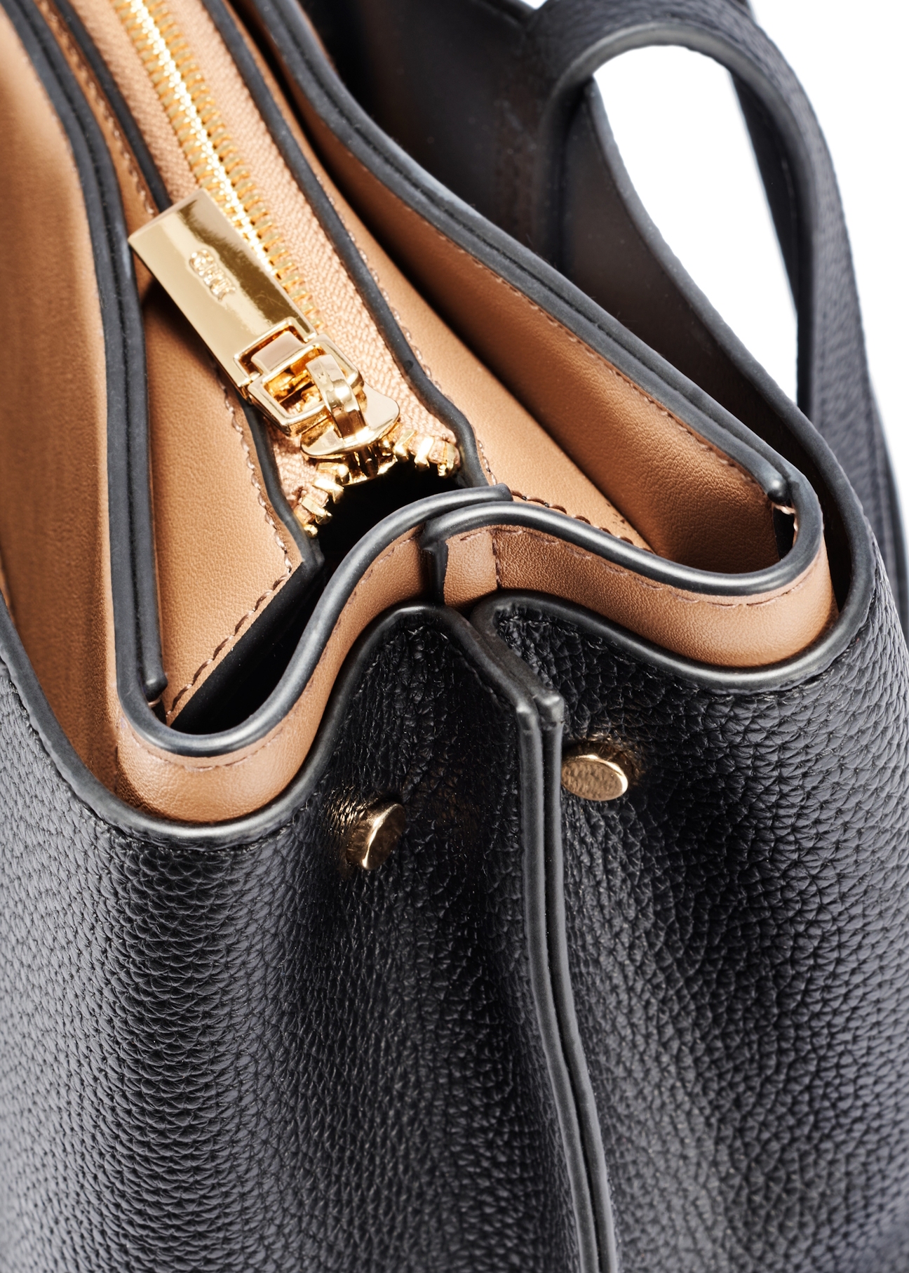 Black large women's handbag TOREC-1054-99(Z25), detail view of the product on a white background, close-up of the zipper.
