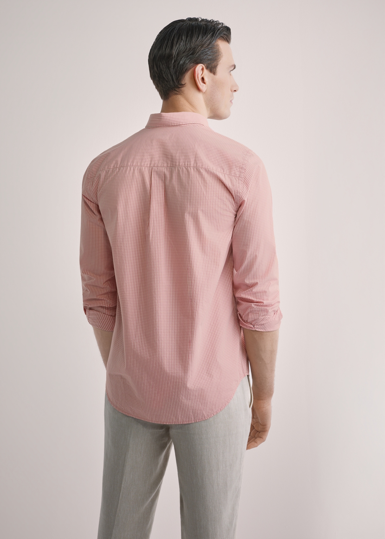 Men's pink checkered shirt KOSMT-0360-5B(W26), back view of the product on the model. Half of the silhouette visible.