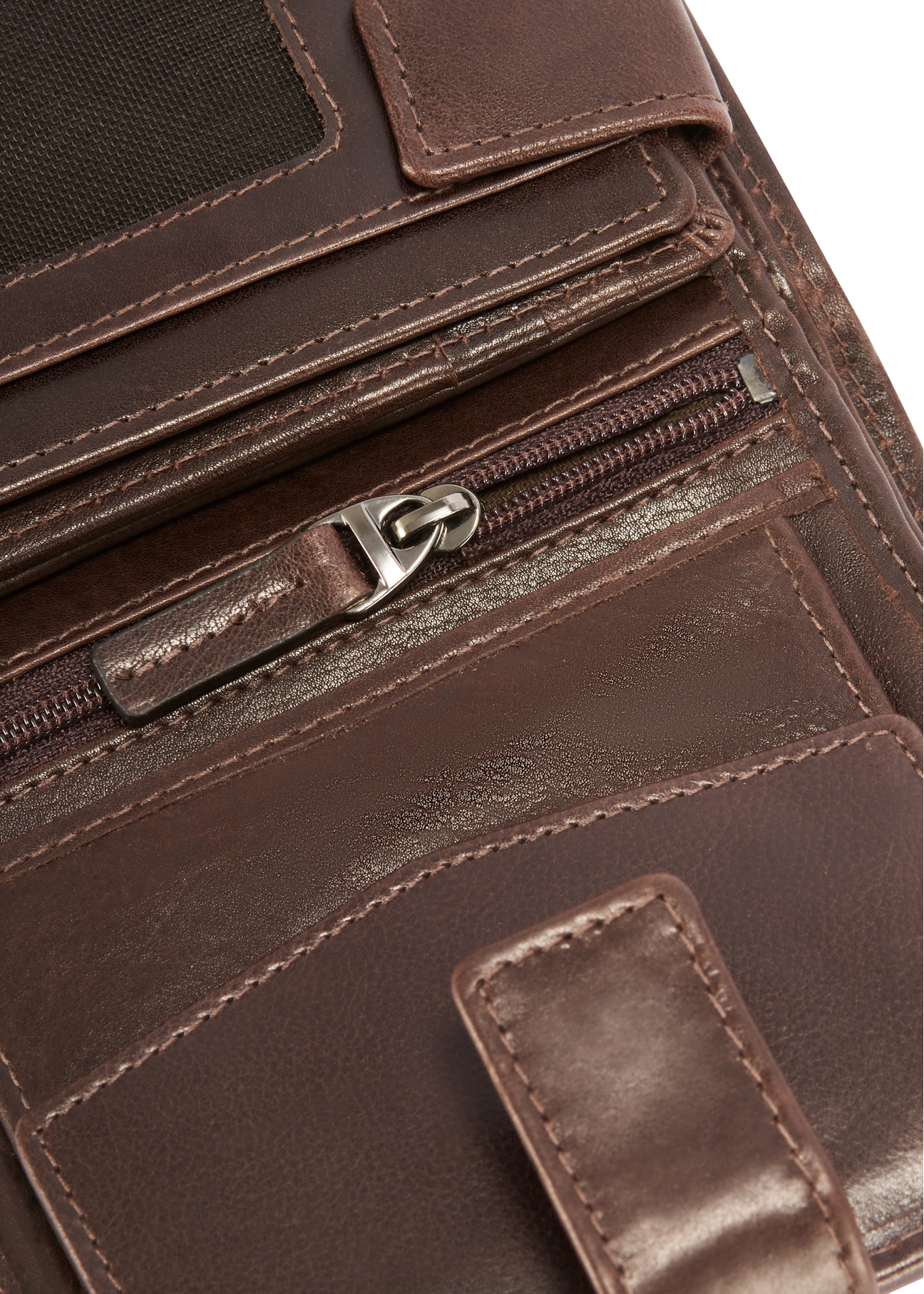 Medium brown men's wallet made of genuine leather PORMS-0670-89(Z25), close-up of product detail, view on white background.