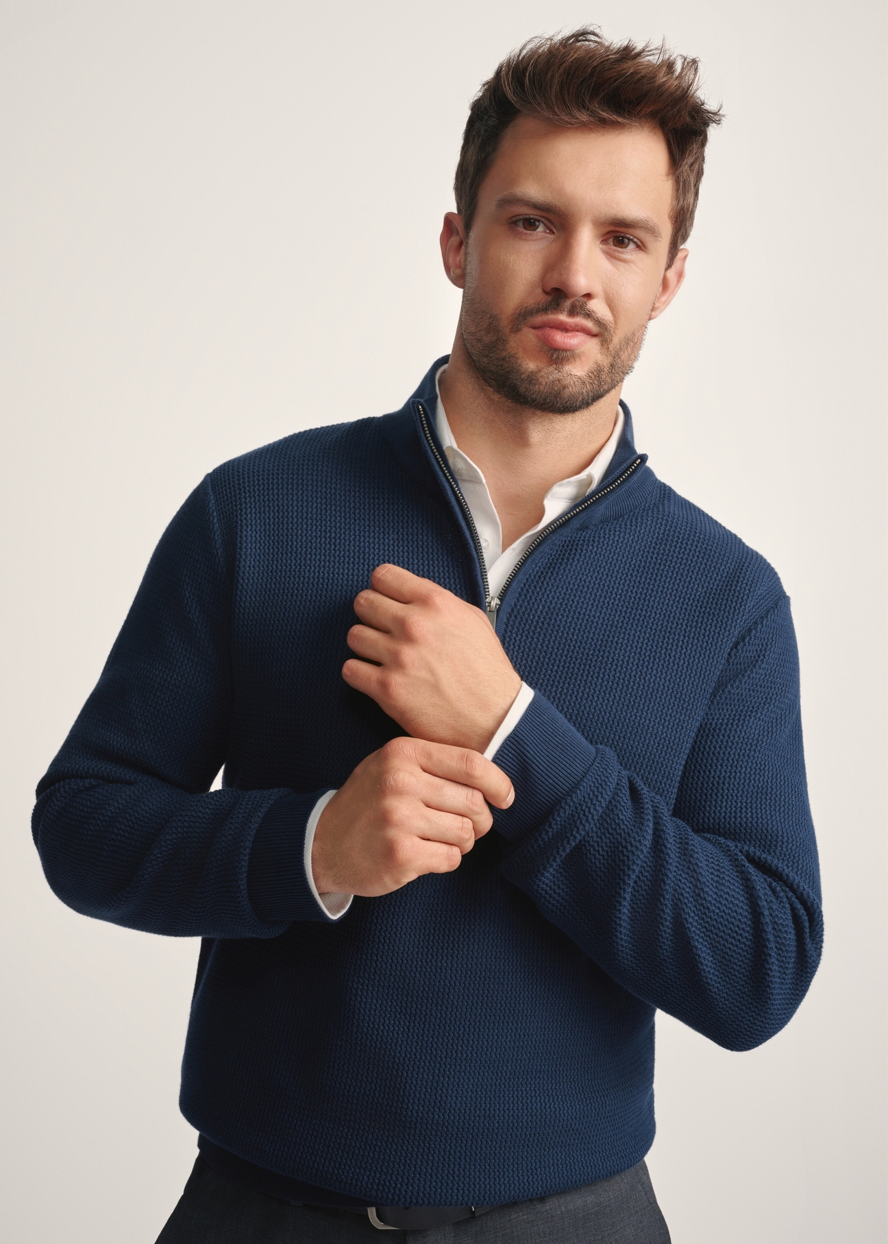 Men's navy blue zippered sweater SWEMT-0167-68(Z25), front view of the product on the model. Half of the silhouette visible.