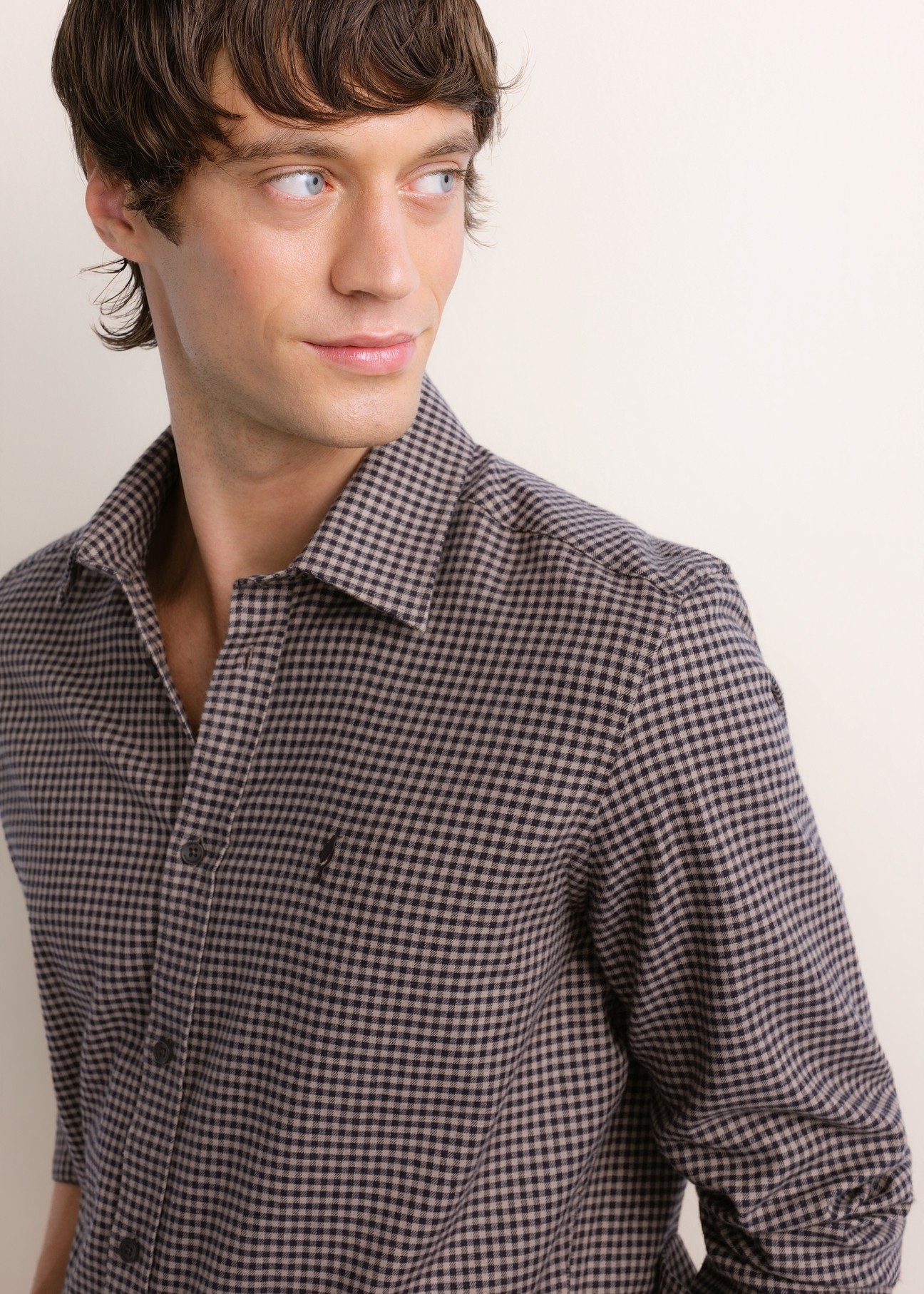 Dark brown men's shirt with a fine check pattern (KOSMT-0372-1I(Z26)), close-up of the product on a model.