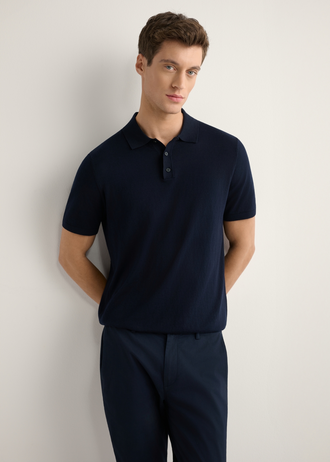 Navy blue silk polo shirt POLMT-0094-7E(W26), front view of the product on the model, half of the silhouette visible.