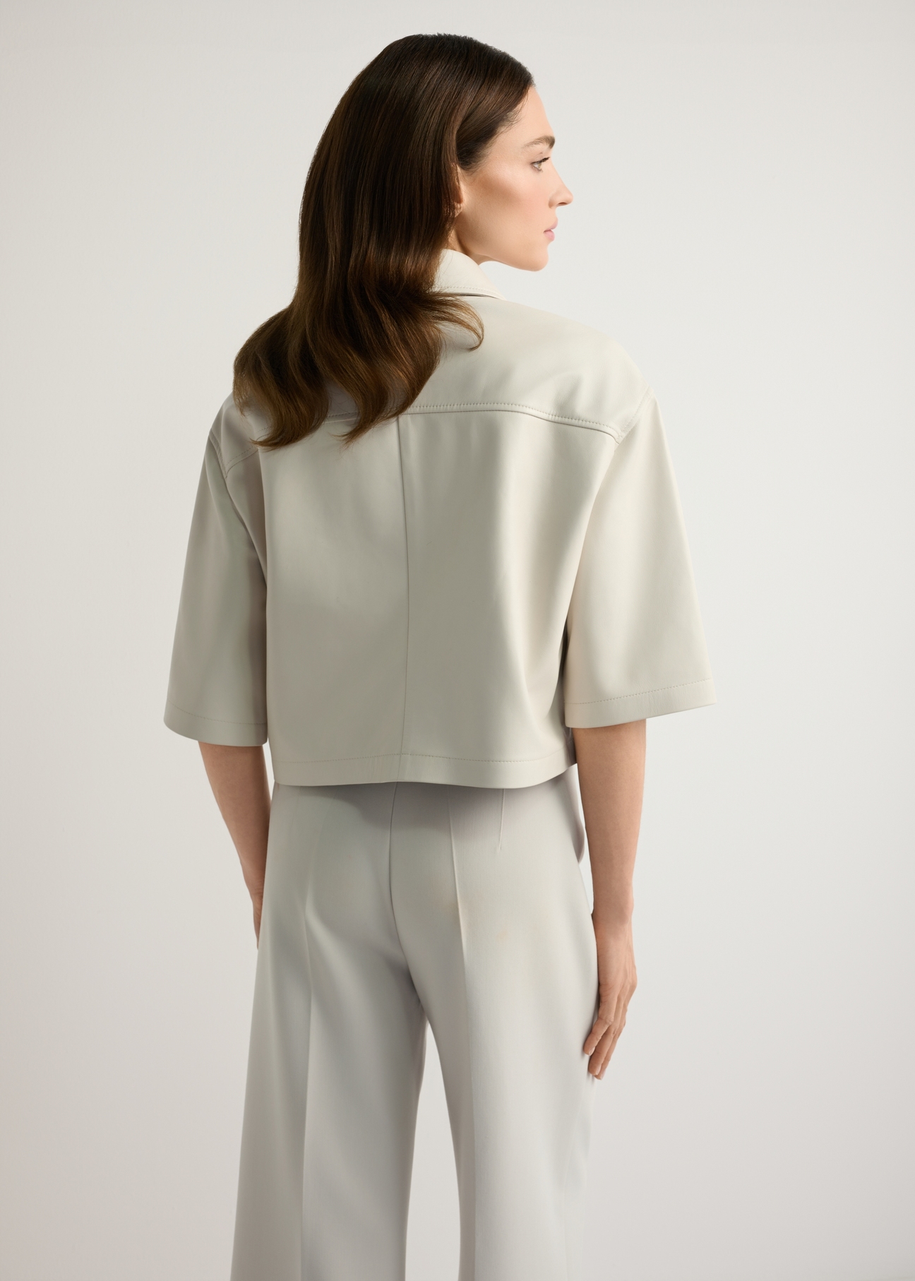 Women's short cream leather shirt KOSDS-0005-0P(W26), back view of the product on the model. Half of the silhouette visible.