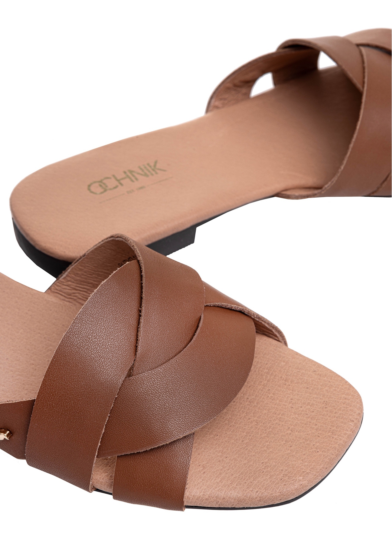 Women's brown leather flip-flops BUTYD-1159-24(W25), close-up of detail on white background.