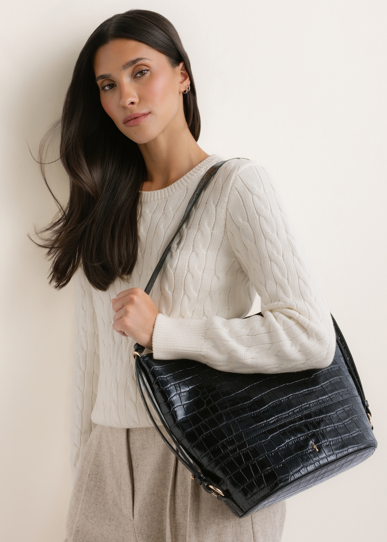Black leather handbag with a crocodile-effect finish (TORES-1417-9G(Z26)); front view of the product shown on a model's shoulder against a light background.