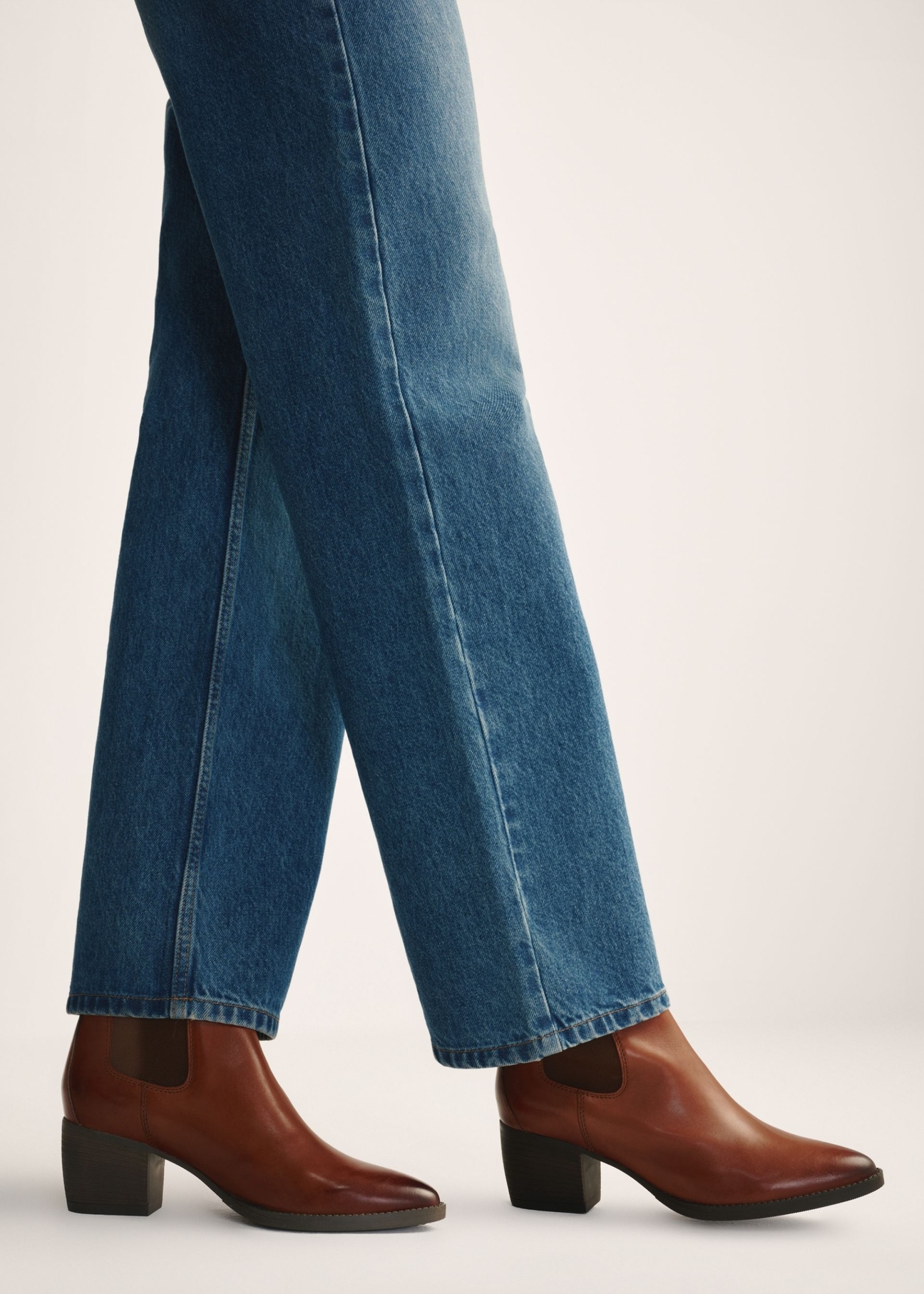 Women's leather Chelsea boots with a block heel BUTYD-1184-1F(Z26), side view of the product on the model's feet.