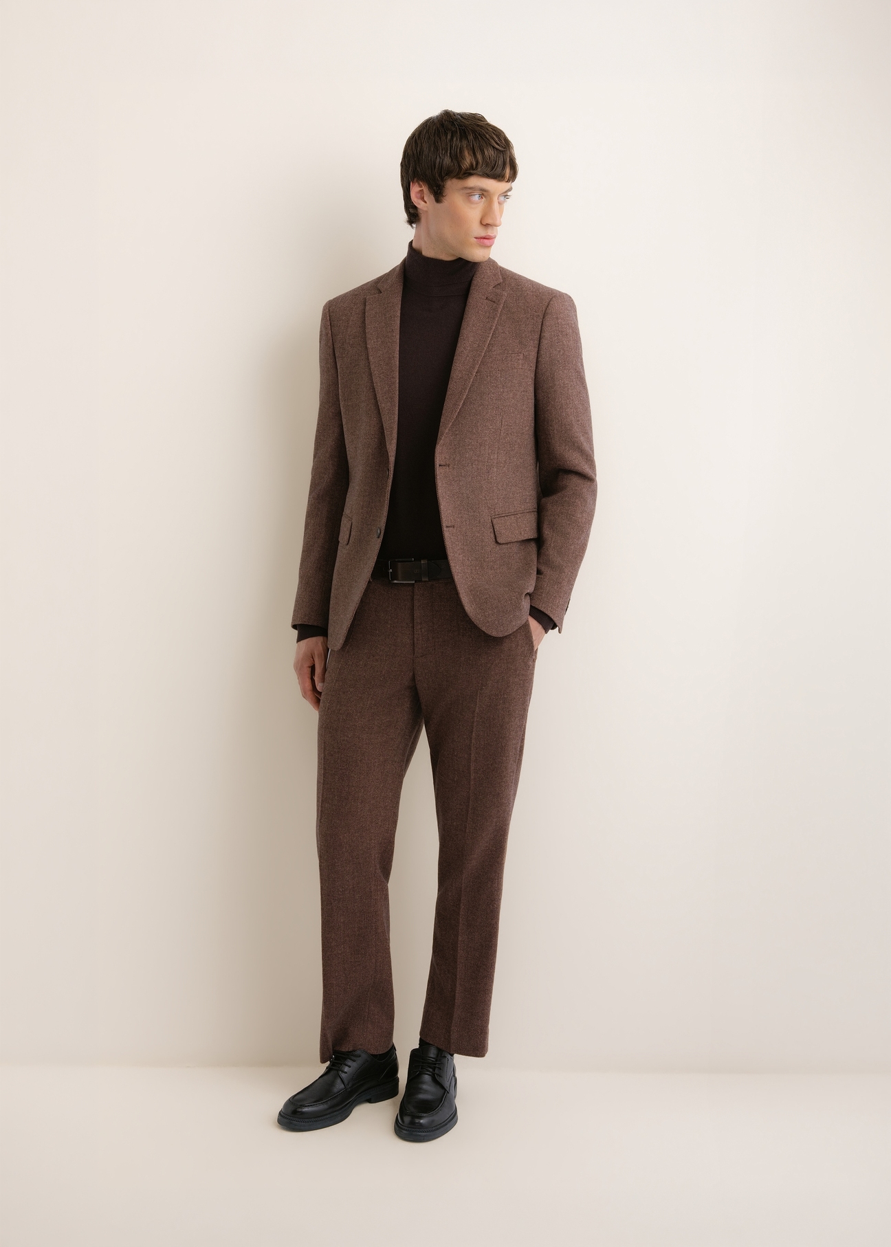 Men's brown wool-blend blazer MARMT-0026-1I(Z26), front view on a model. Full-body shot.