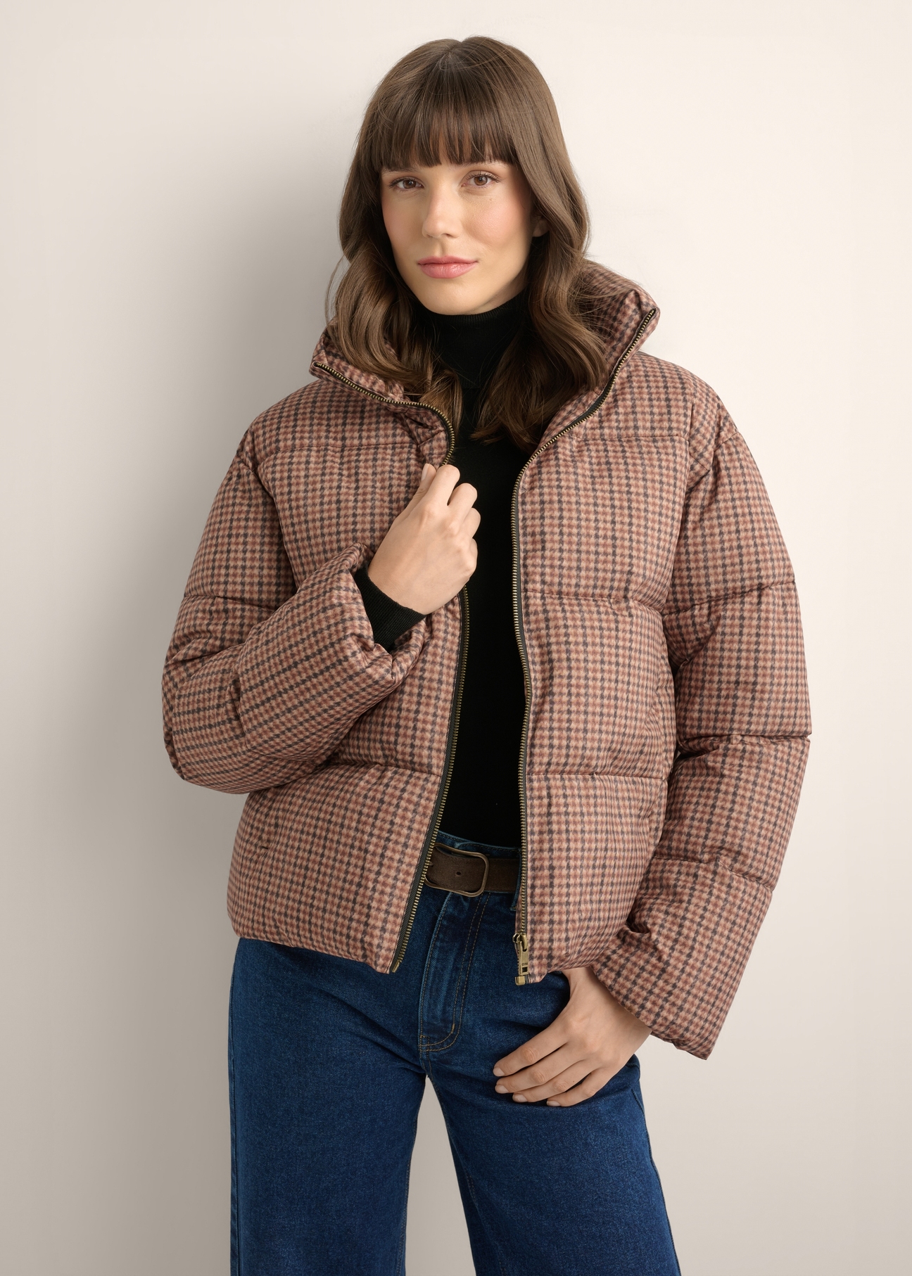 Women's short beige and brown jacket KURDT-0670-1P(Z26), front view of the product on the model. Half of the silhouette visible.