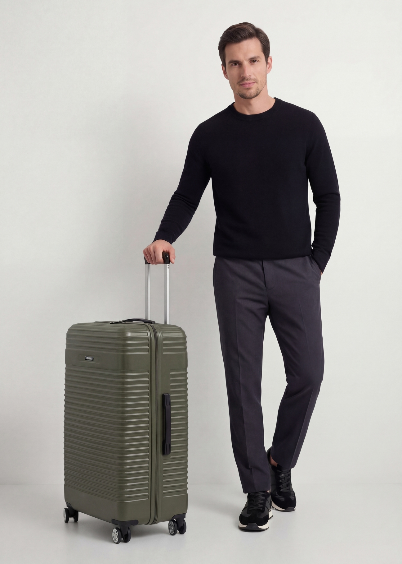 Large suitcase on wheels WALAB-0040-8D-28(W26), product view diagonally next to the model, the entire silhouette is visible.