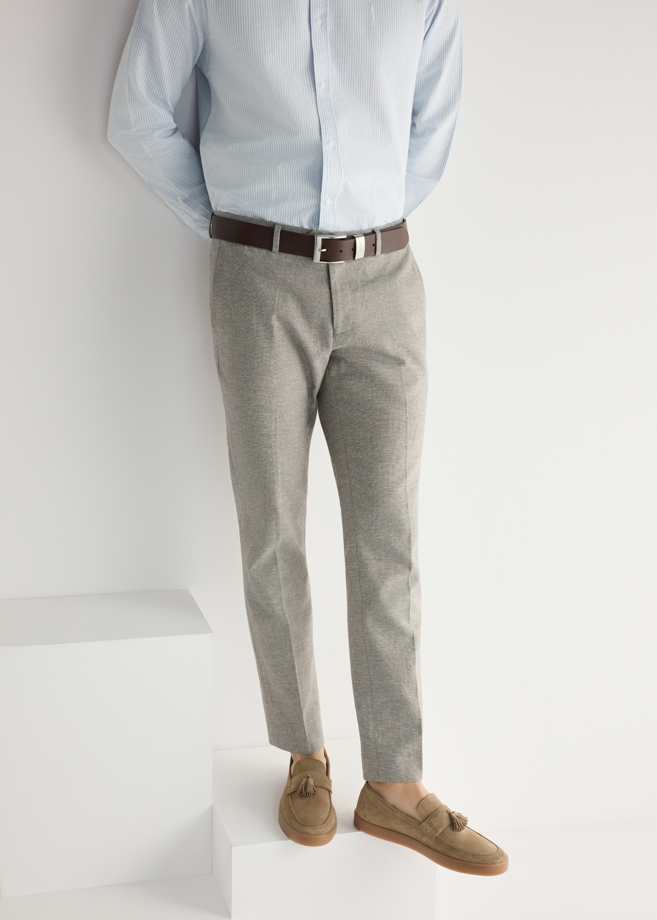 Men's cool beige moccasins BUTYM-0531-1K(W26), front view of the product on the model's feet.