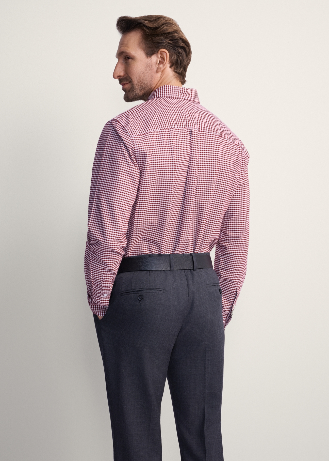 Men's burgundy checkered shirt KOSMT-0345-49(Z25), product view from the back on the model, half of the silhouette visible.
