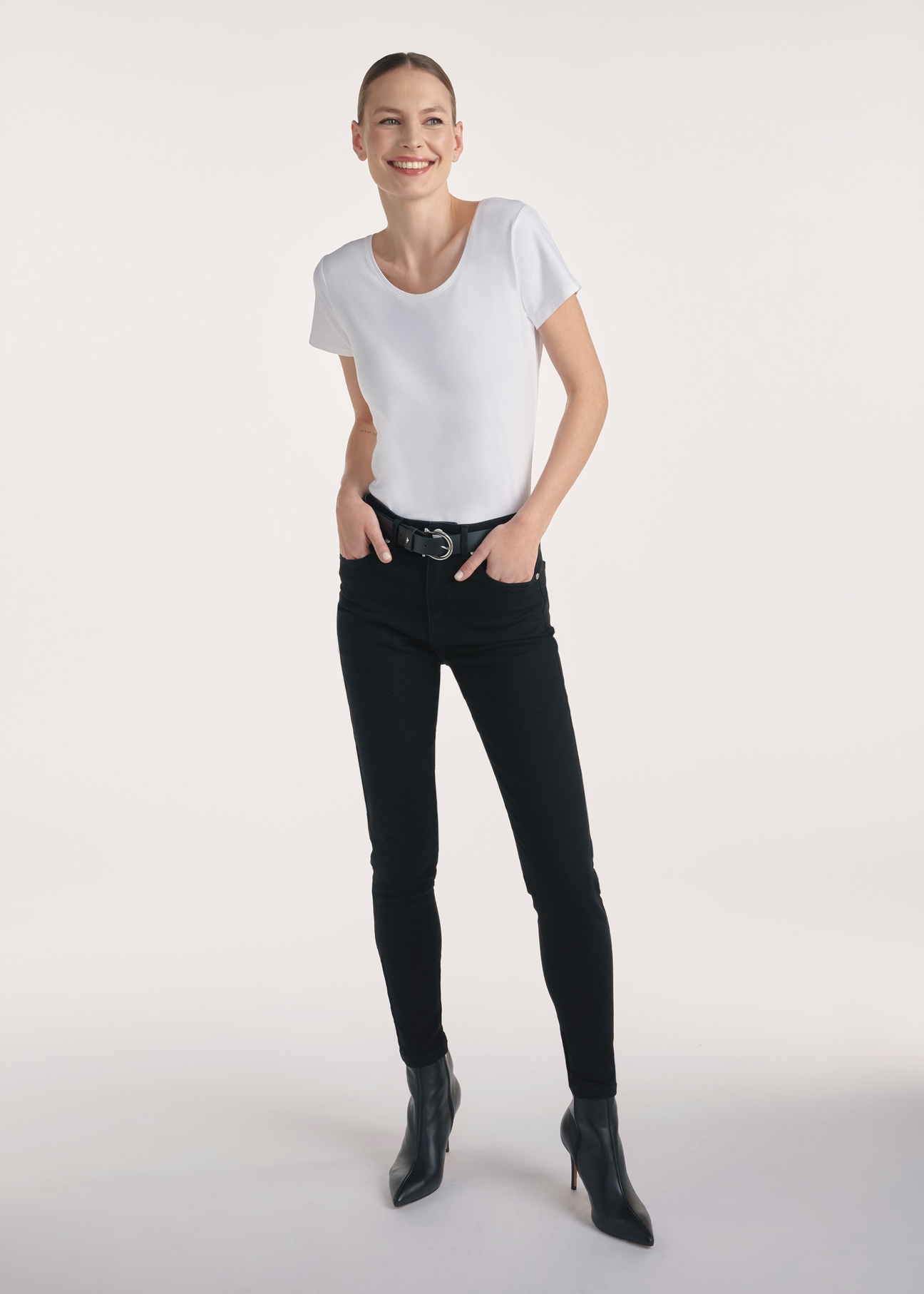 Black women's denim pants JEADT-0010A-99(Z25), product visible from the front on the model, the entire silhouette is visible.
