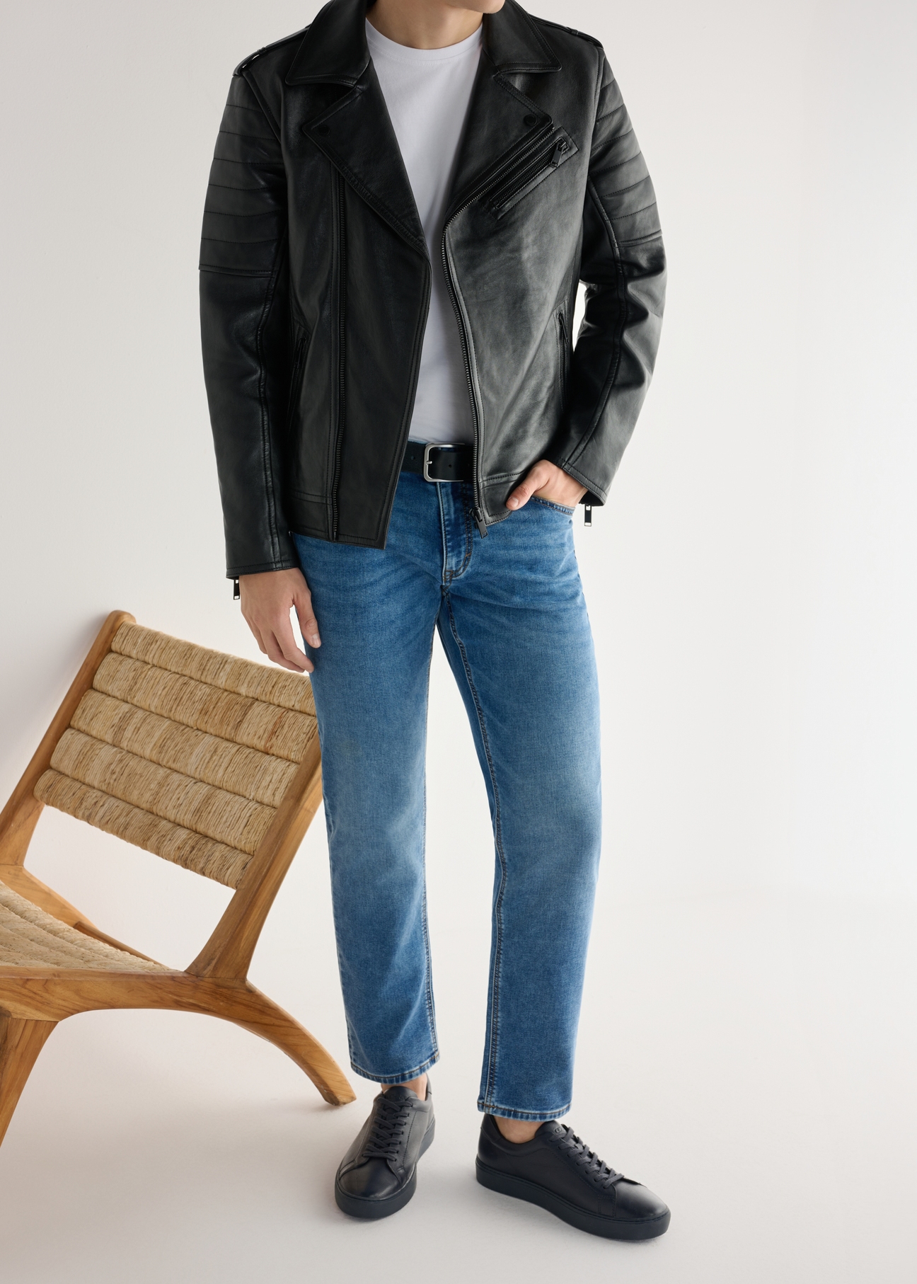 Navy blue leather sports shoes BUTYM-0503A-7E(W26), front view of the product on the model, half of the silhouette visible.