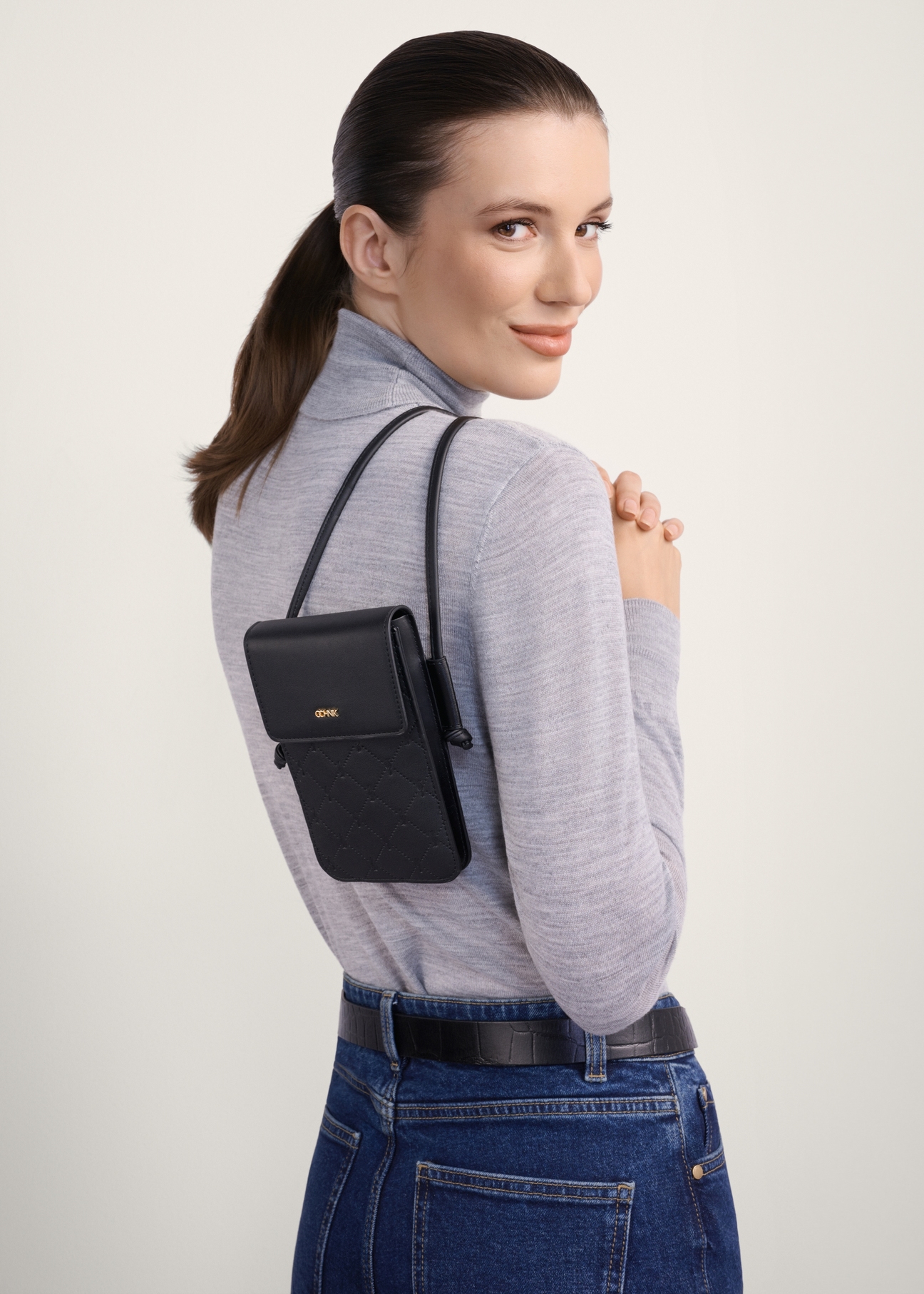 Women's quilted pouch TOREC-1113-99(Z25), front view of the product on a model, half of the silhouette visible.