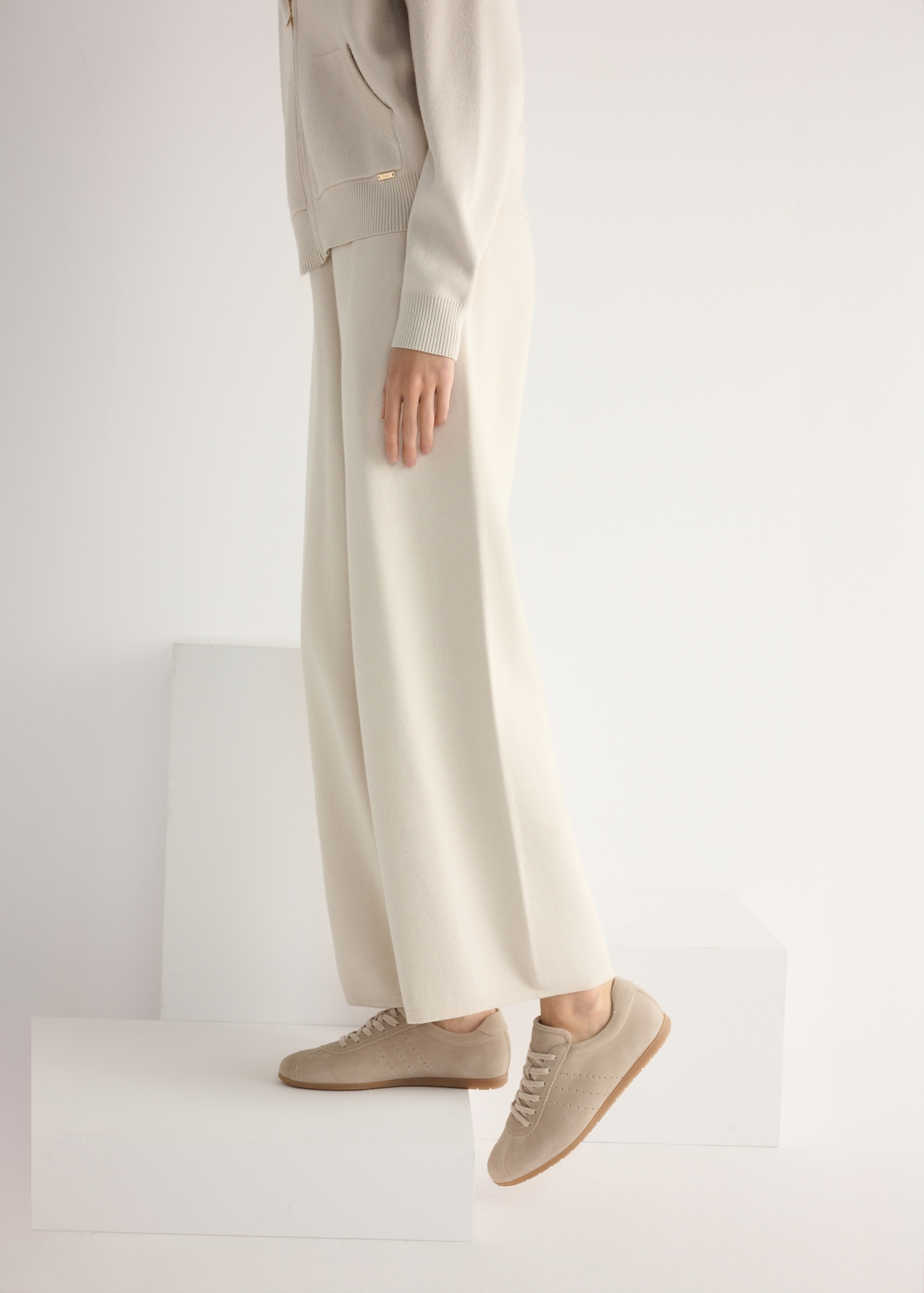 Beige suede women's shoes BUTYD-1261-1A(W26), side view of the product on the model's feet, on a light background.