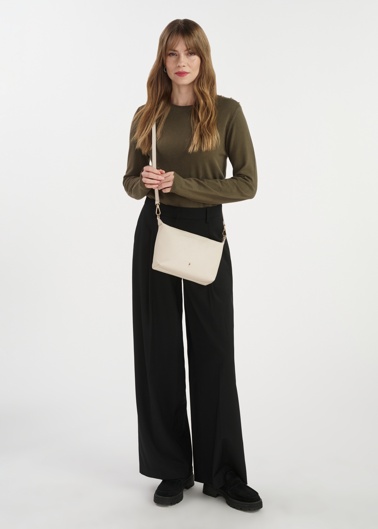 Cream leather single-chamber handbag TORES-0981C-12(W25)- view on a model on a white background. The entire silhouette is visible.